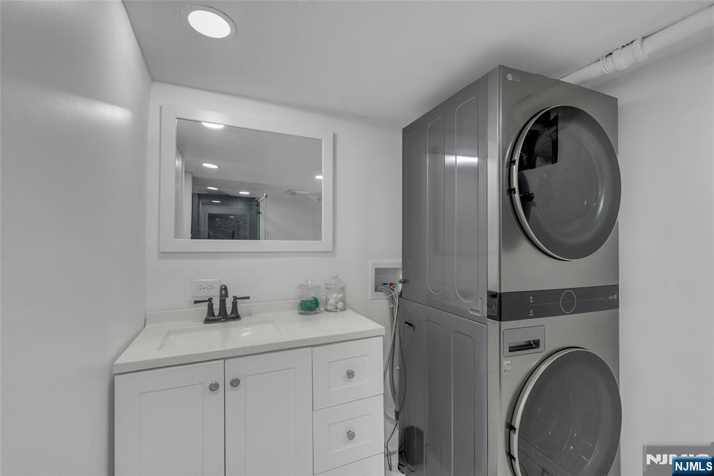 New Milford, New Jersey, 07646, United States, 2 Bedrooms Bedrooms, ,2 BathroomsBathrooms,Residential,For Sale,1948003