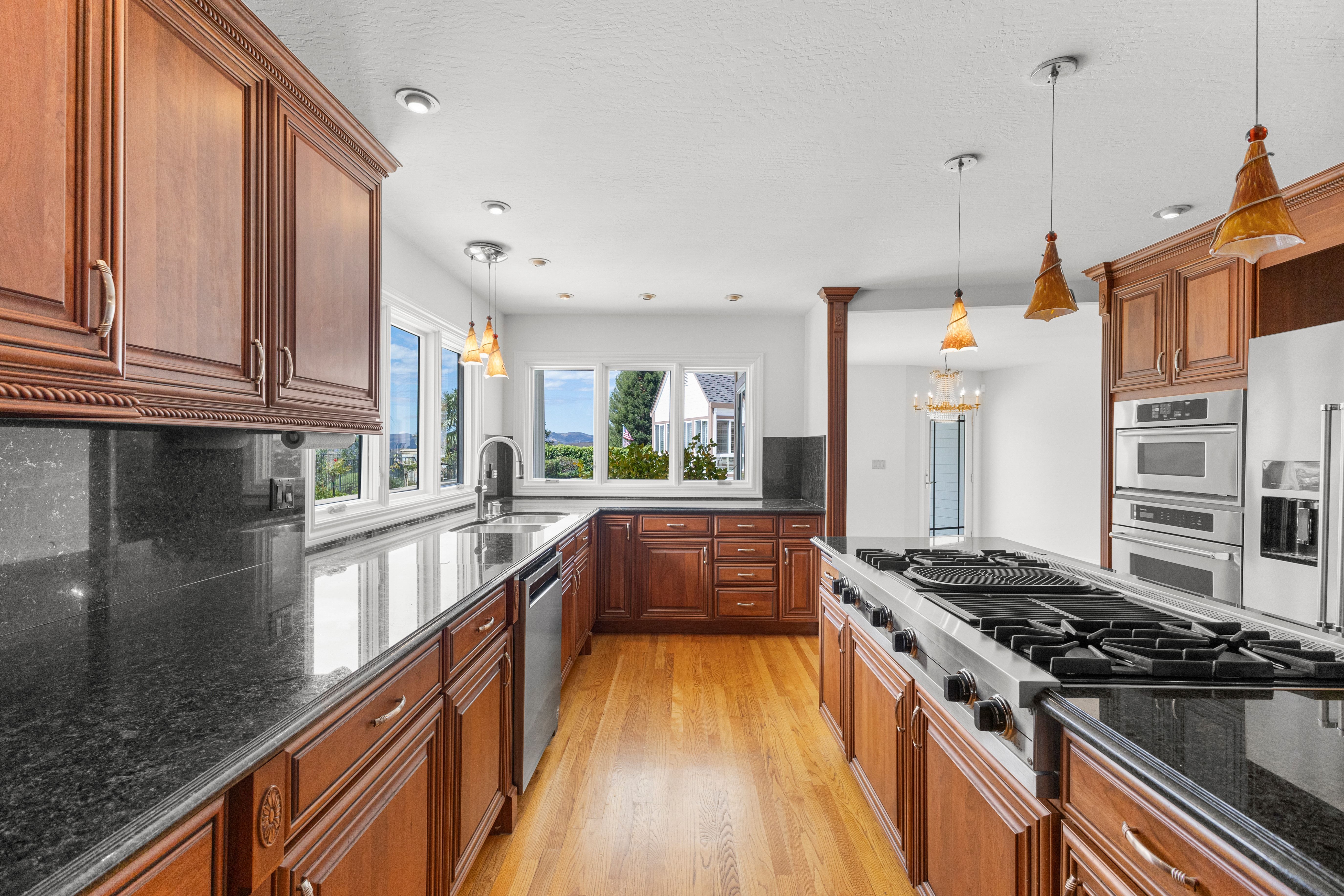  Elegant Custom Home in Gated Silver Maple - 物件實景