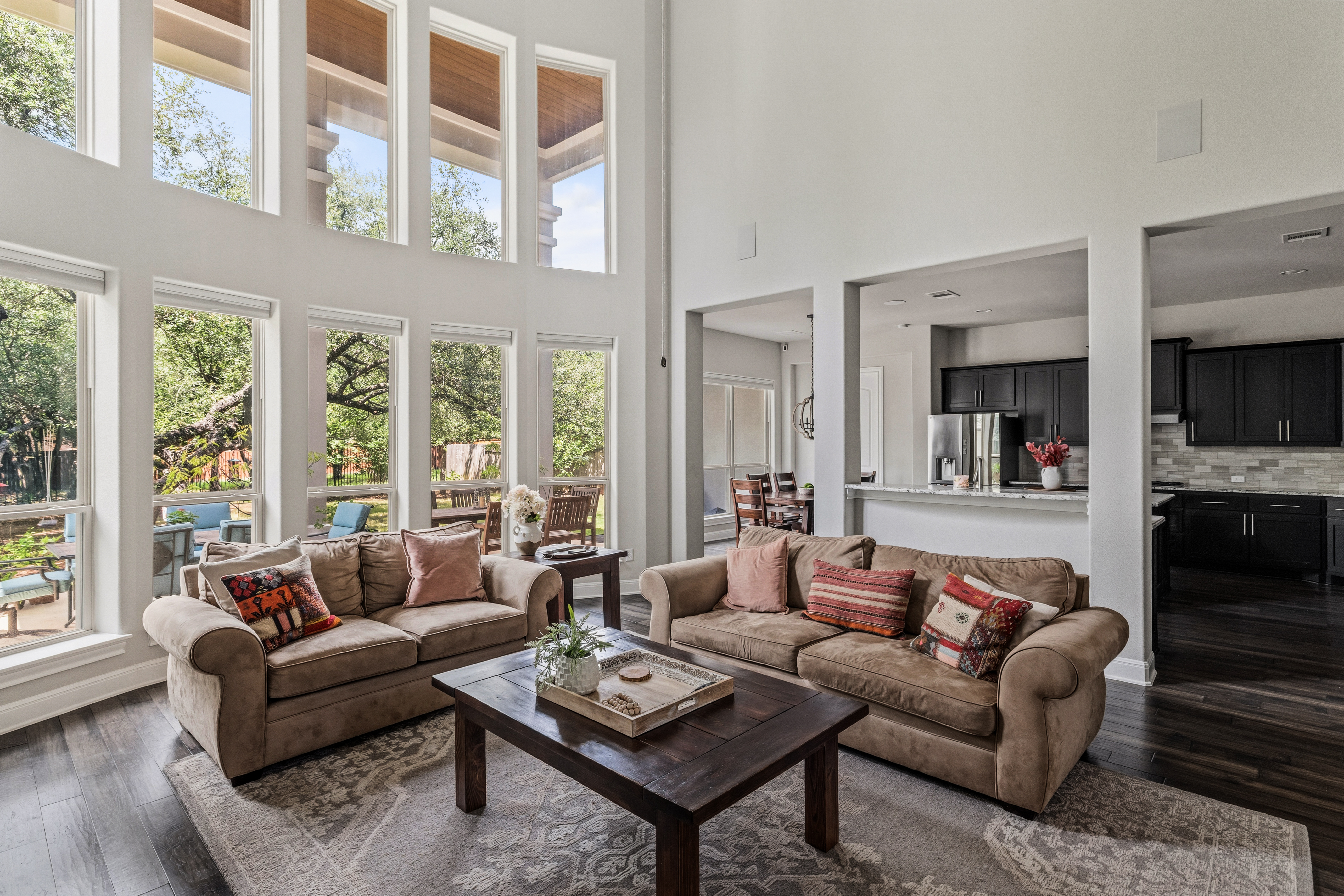  Private Greenbelt Retreat with Dual Main-Floor Suites - 物件實景