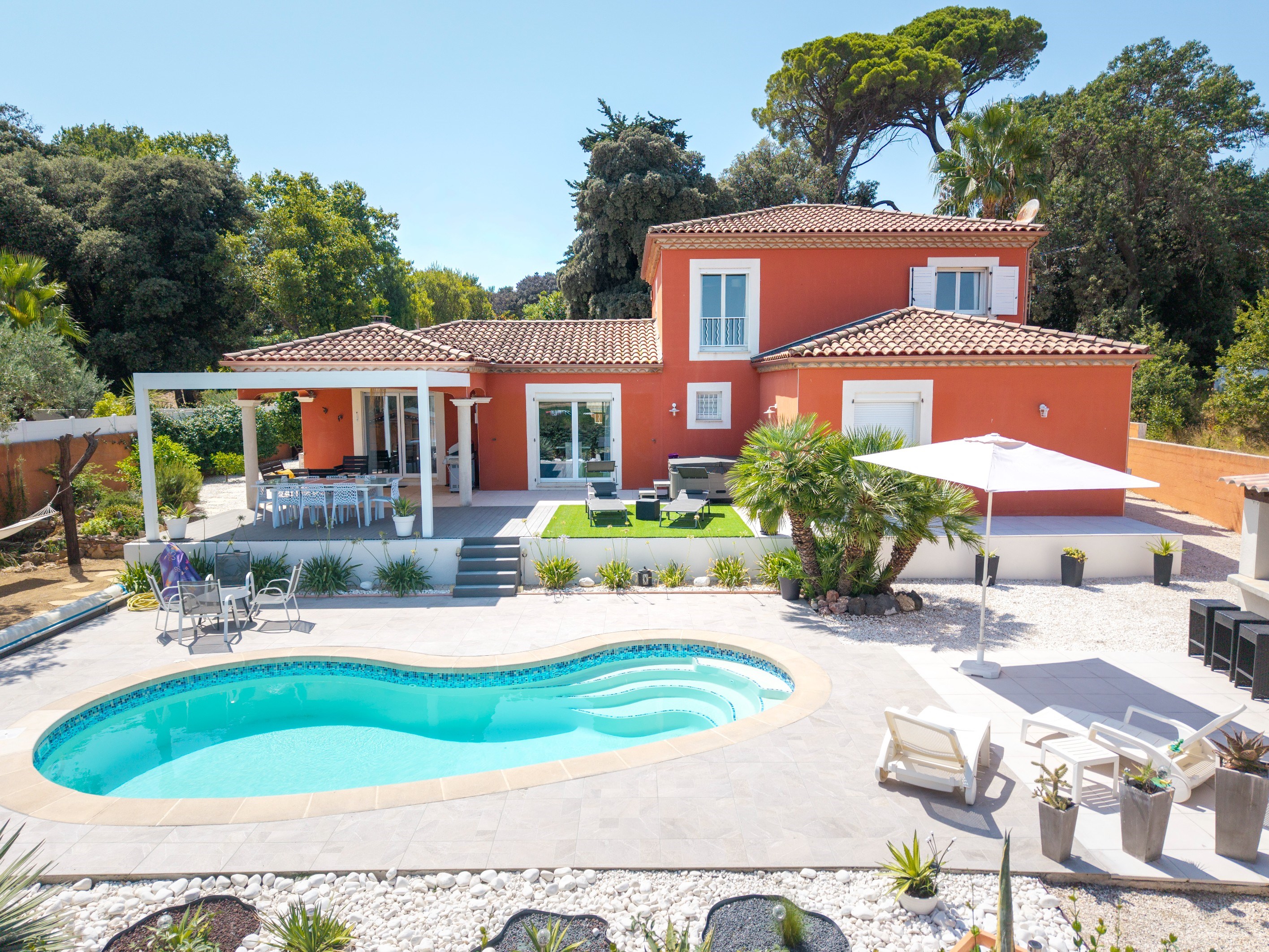  LIGHT-FILLED VILLA WITH POOL AND VINEYARD VIEWS - 物件實景