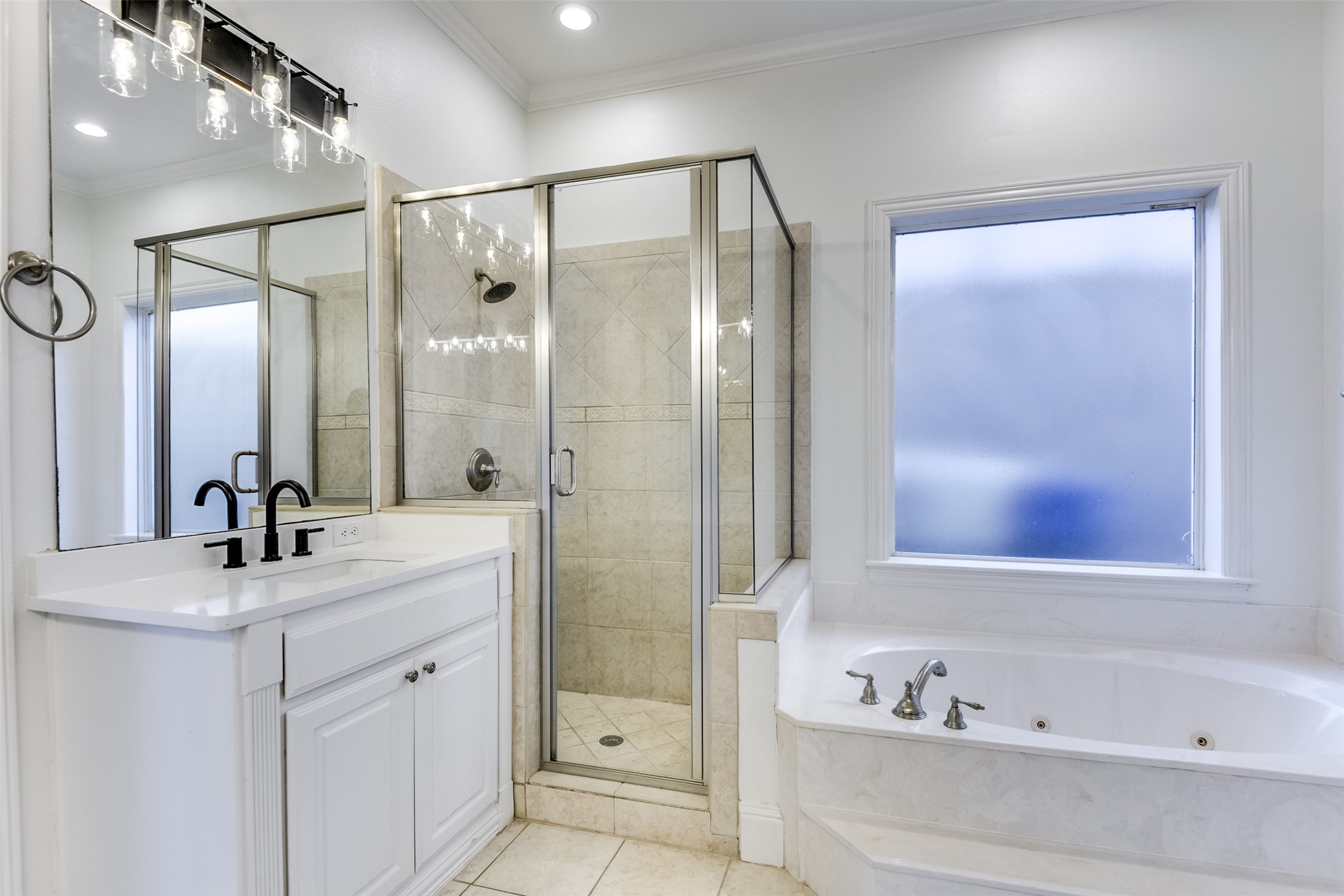 Mabank, Texas, 75156, United States, 3 Bedrooms Bedrooms, ,3 BathroomsBathrooms,Residential,For Sale,1990997