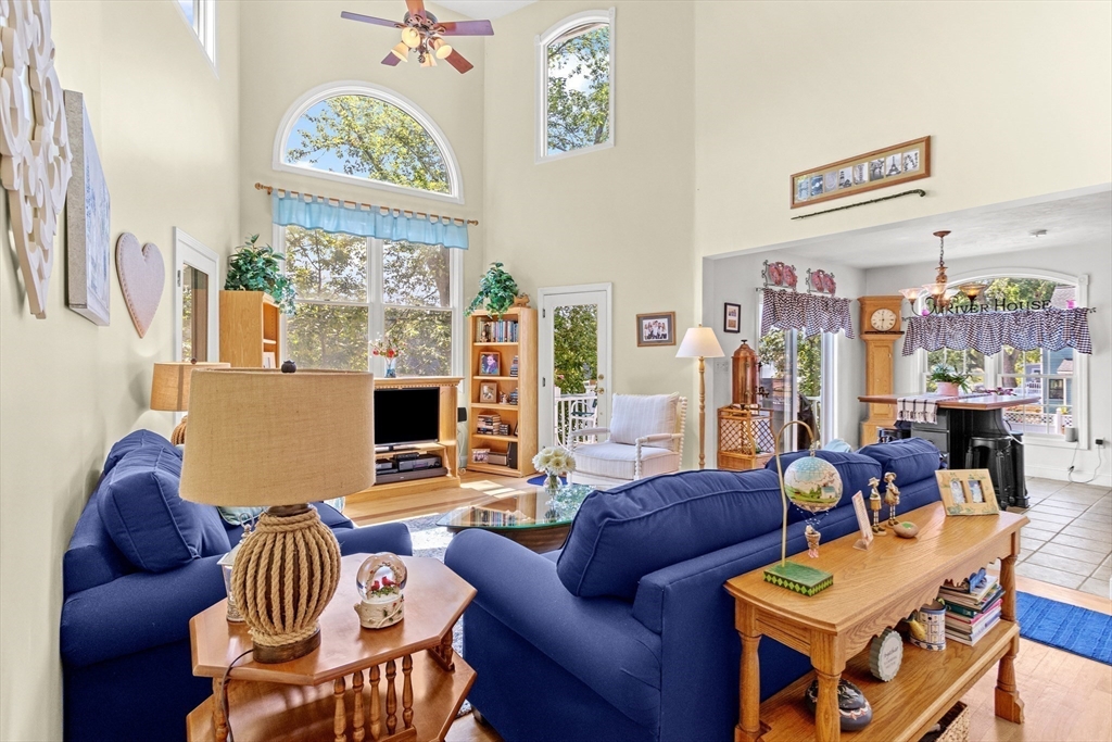 Methuen, Massachusetts, 01844, United States, 3 Bedrooms Bedrooms, ,2 BathroomsBathrooms,Residential,For Sale,1929056