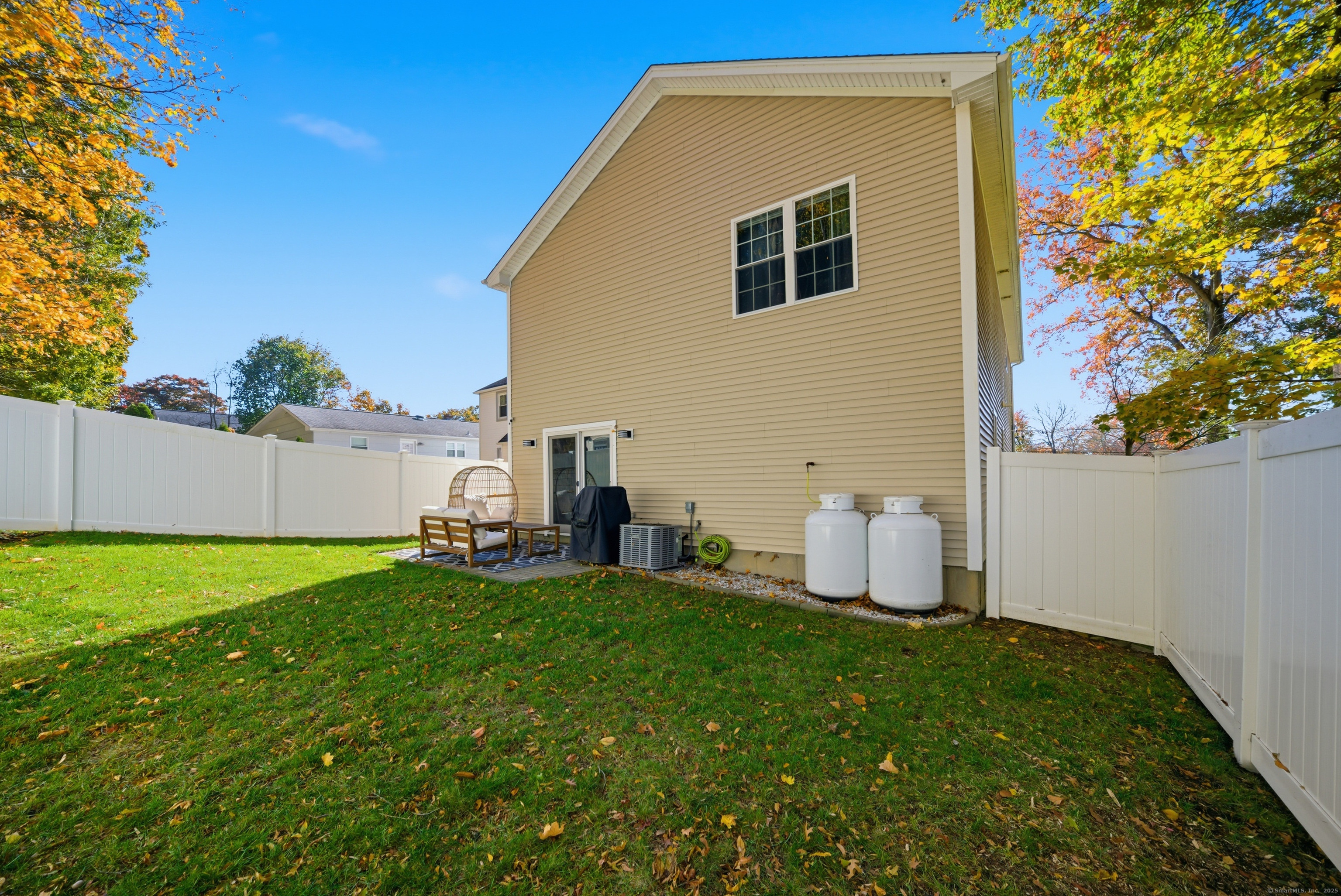 Milford, Connecticut, 06460, United States, 3 Bedrooms Bedrooms, ,3 BathroomsBathrooms,Residential,For Sale,1987930