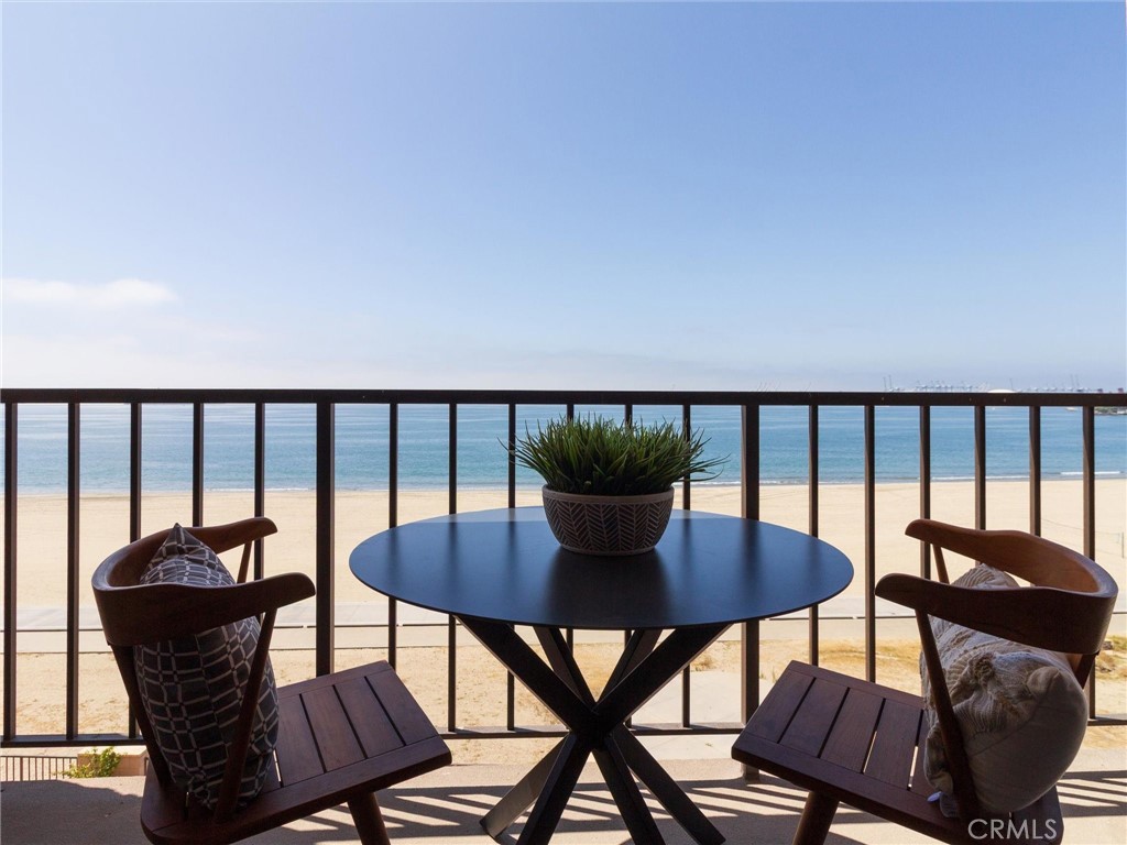 Long Beach, California, 90802, United States, 2 Bedrooms Bedrooms, ,Residential,For Sale,1905979