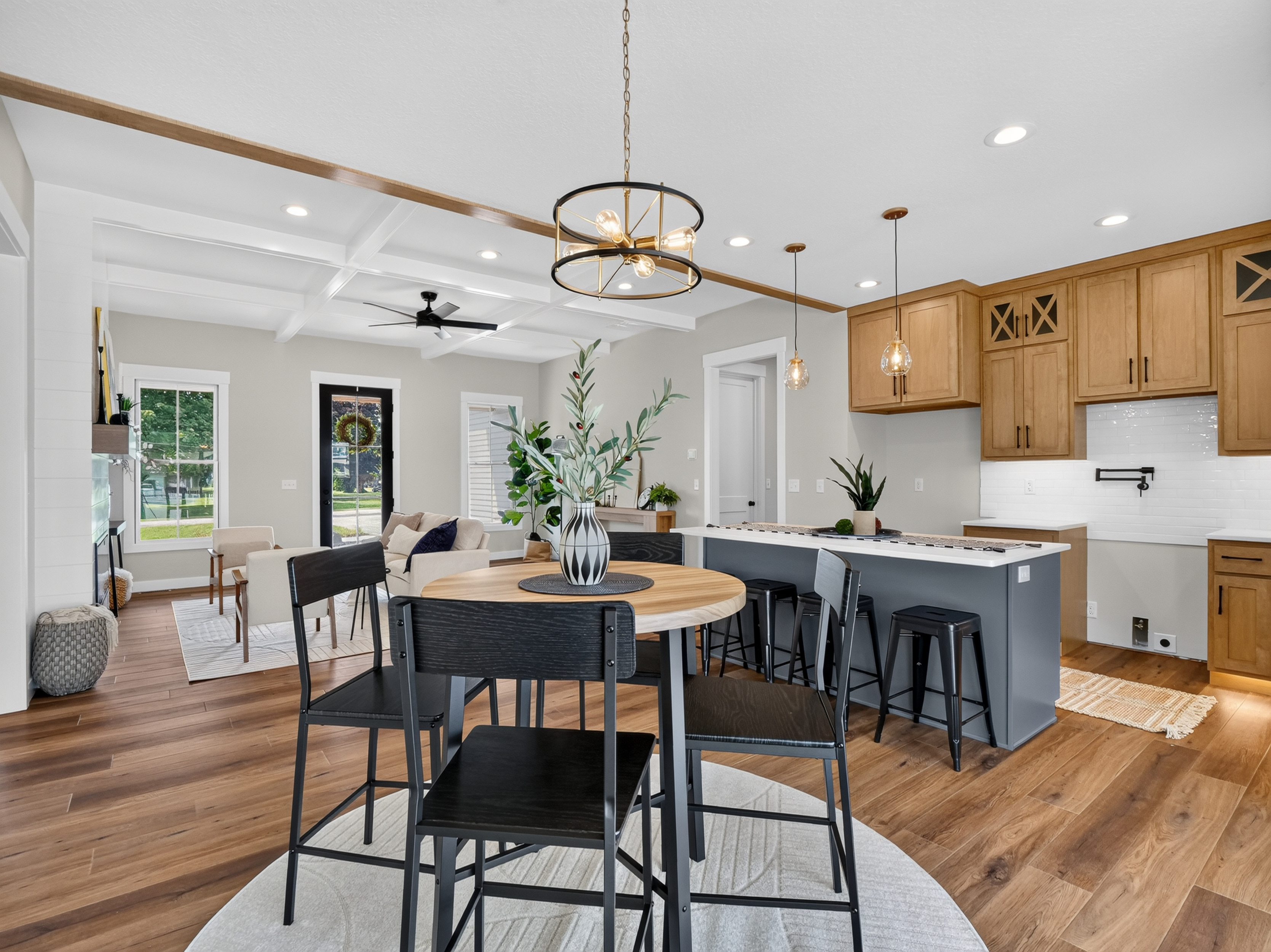  Modern Farmhouse w/ High-End Finishes - 物件實景