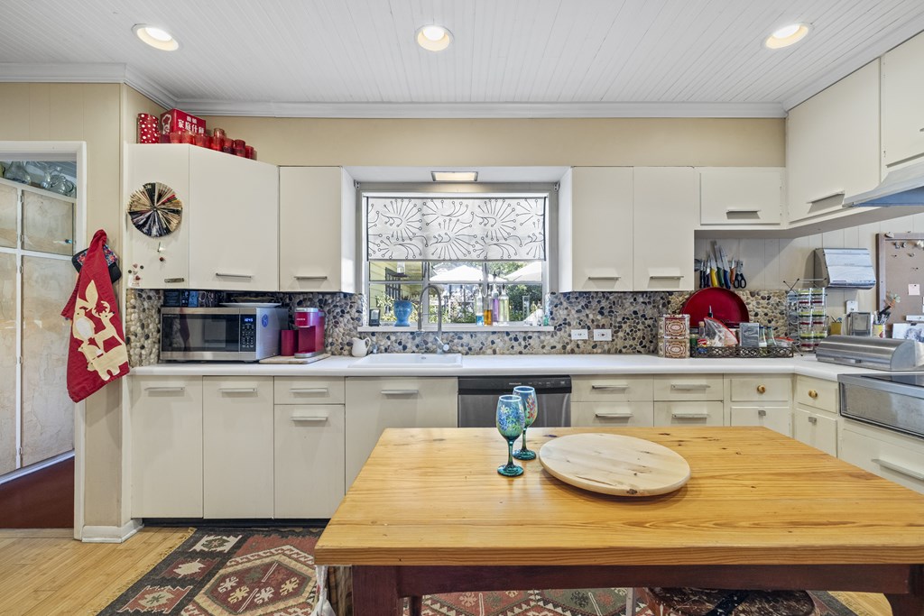 Kerrville, Texas, 78028, United States, 3 Bedrooms Bedrooms, ,2 BathroomsBathrooms,Residential,For Sale,1935754