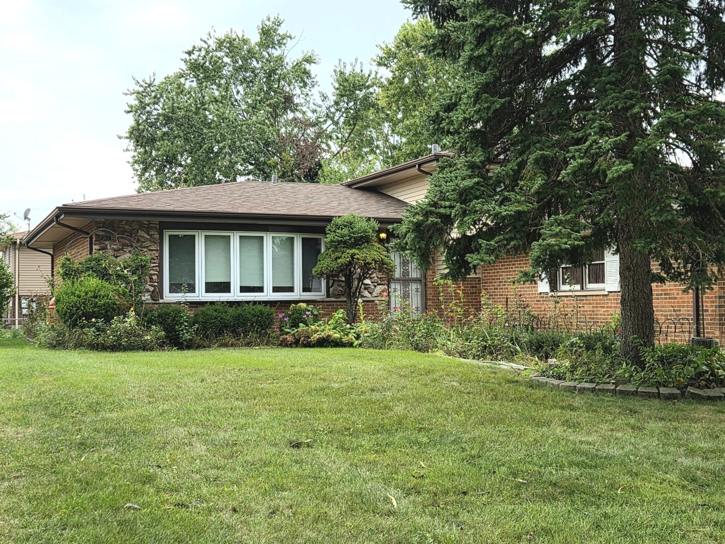 Orogrande Dr, Oak Forest, IL 60452