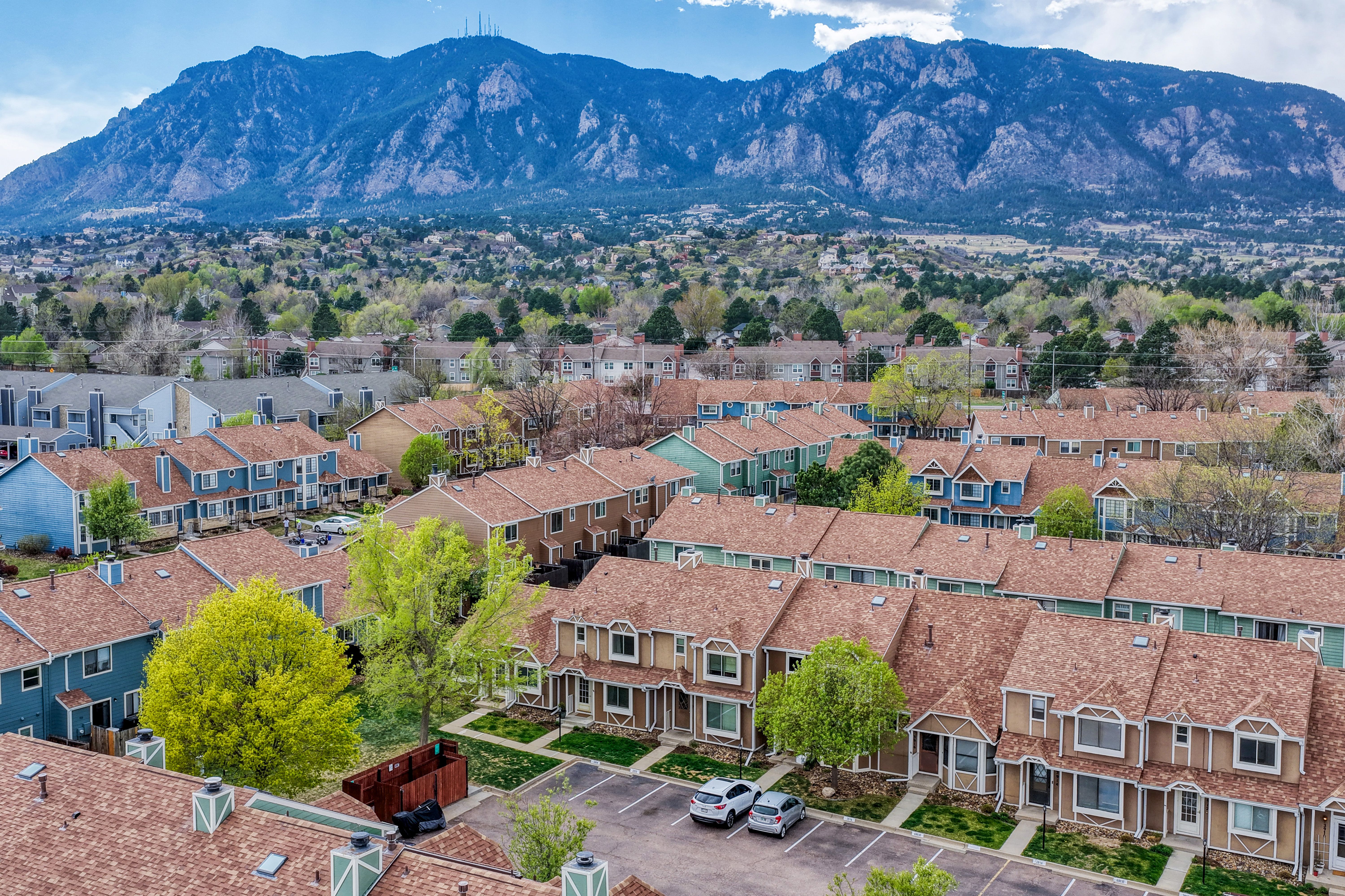  Sunlit Townhouse with Mountain Views & Private Patio - 物件實景
