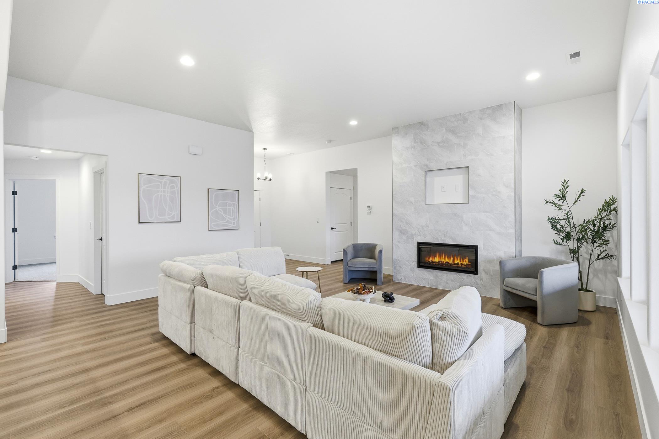 Kennewick, Washington, 99338, United States, 3 Bedrooms Bedrooms, ,2 BathroomsBathrooms,Residential,For Sale,2000655