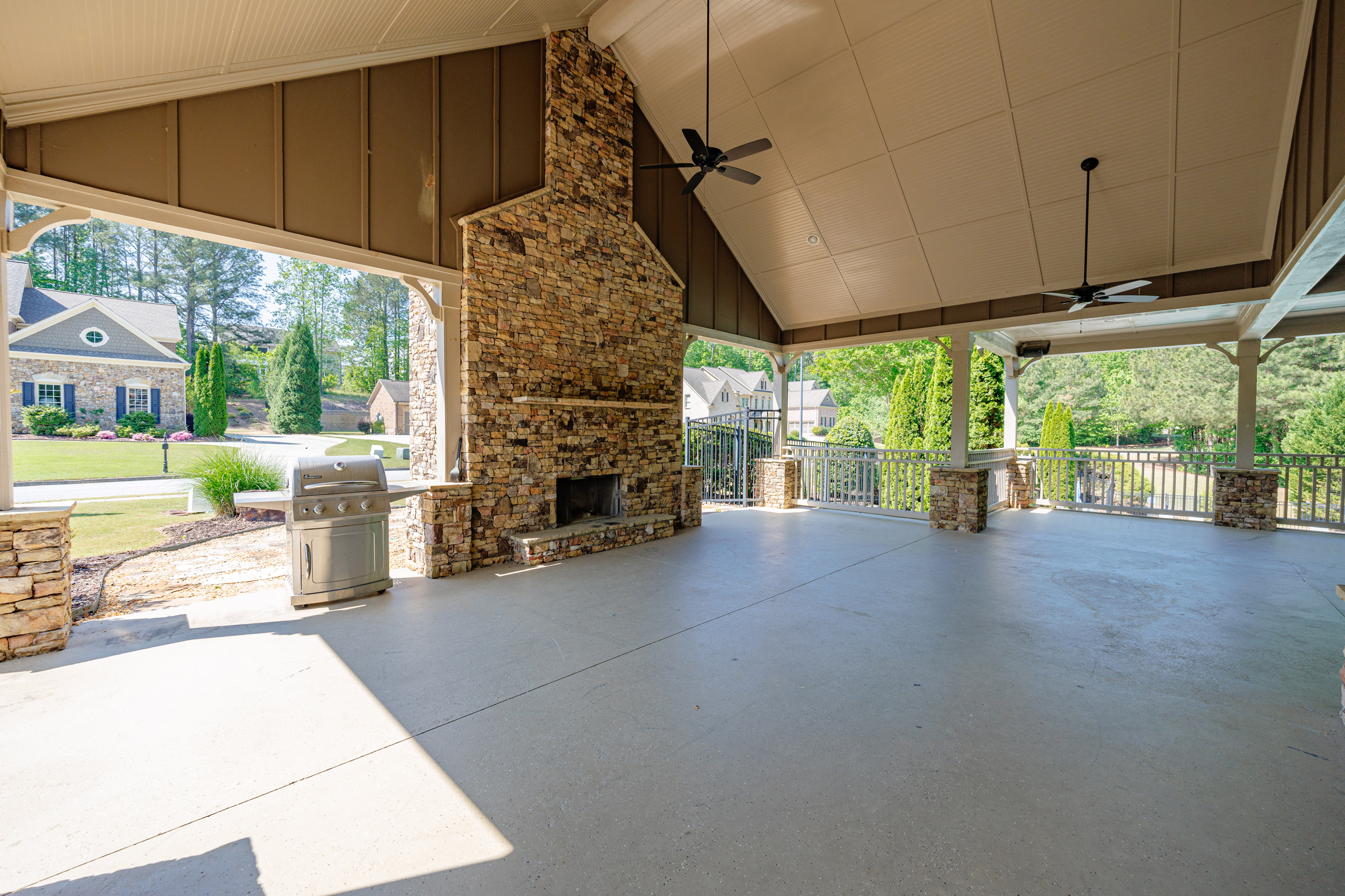  Cul-de-sac Home Combines Refined Modern Living and Everyday Comfort - 物件實景