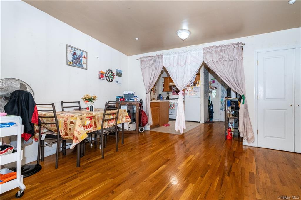 Bronx, New York, 10461, United States, 9 Bedrooms Bedrooms, ,Residential,For Sale,1977043