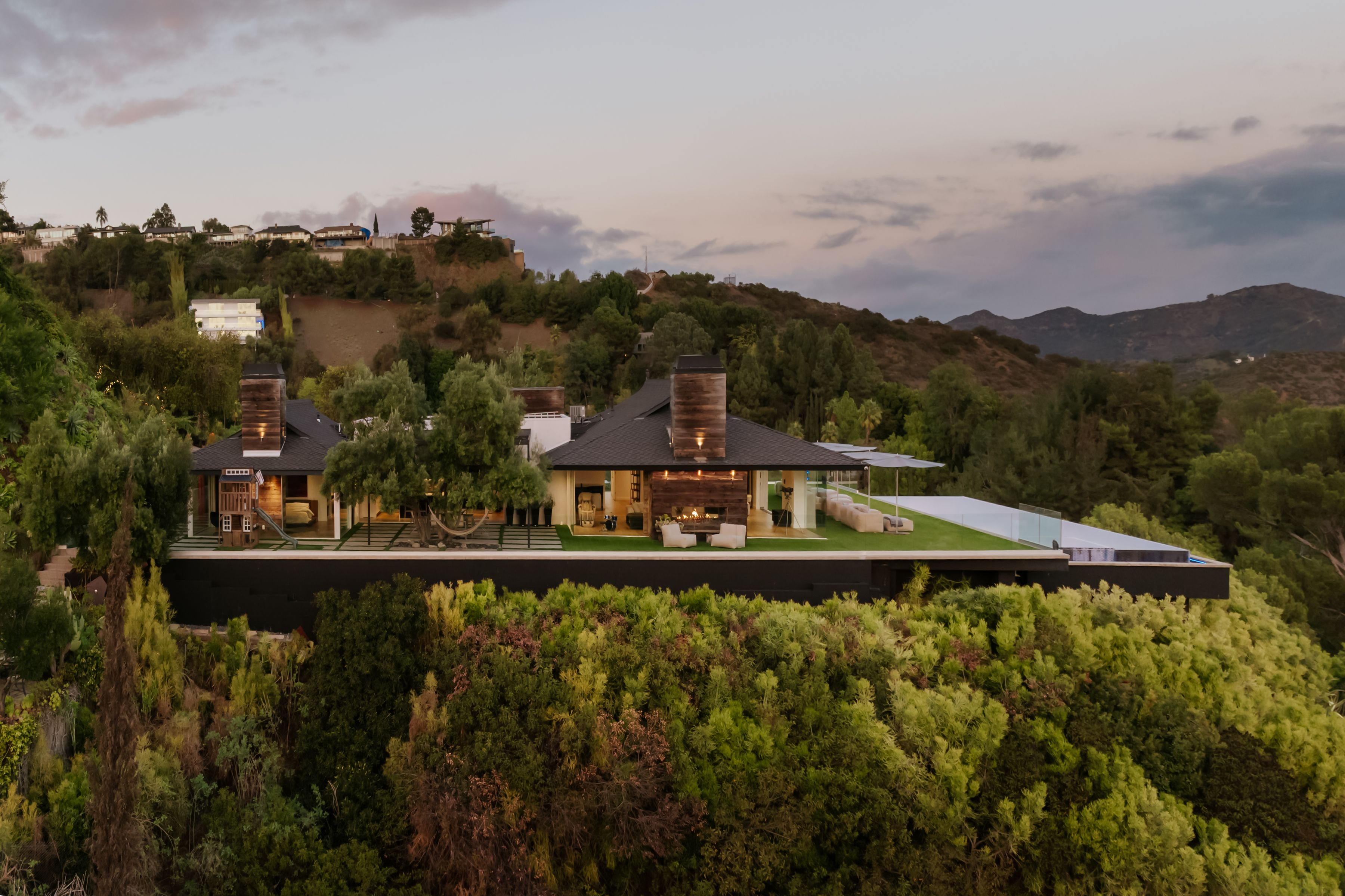  2402   Carman Crest Dr - 物件實景