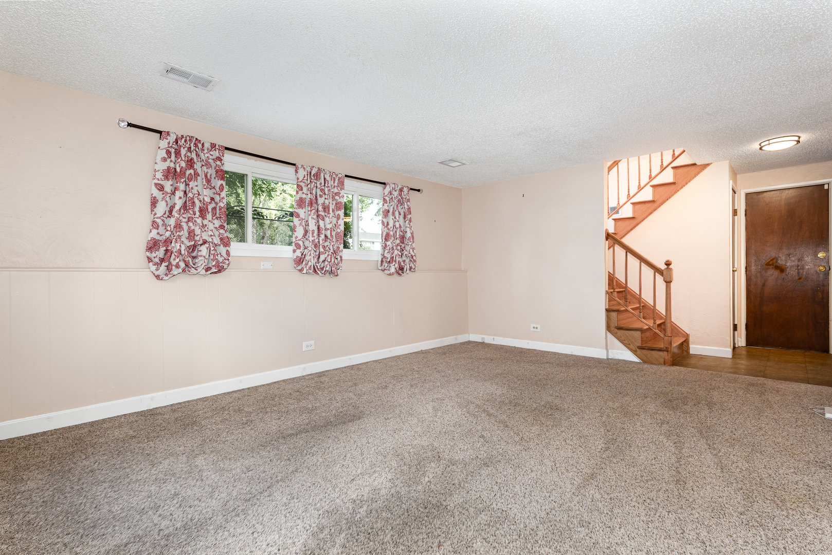 Hoffman Estates, Illinois, 60192, United States, 4 Bedrooms Bedrooms, ,3 BathroomsBathrooms,Residential,For Sale,1961387