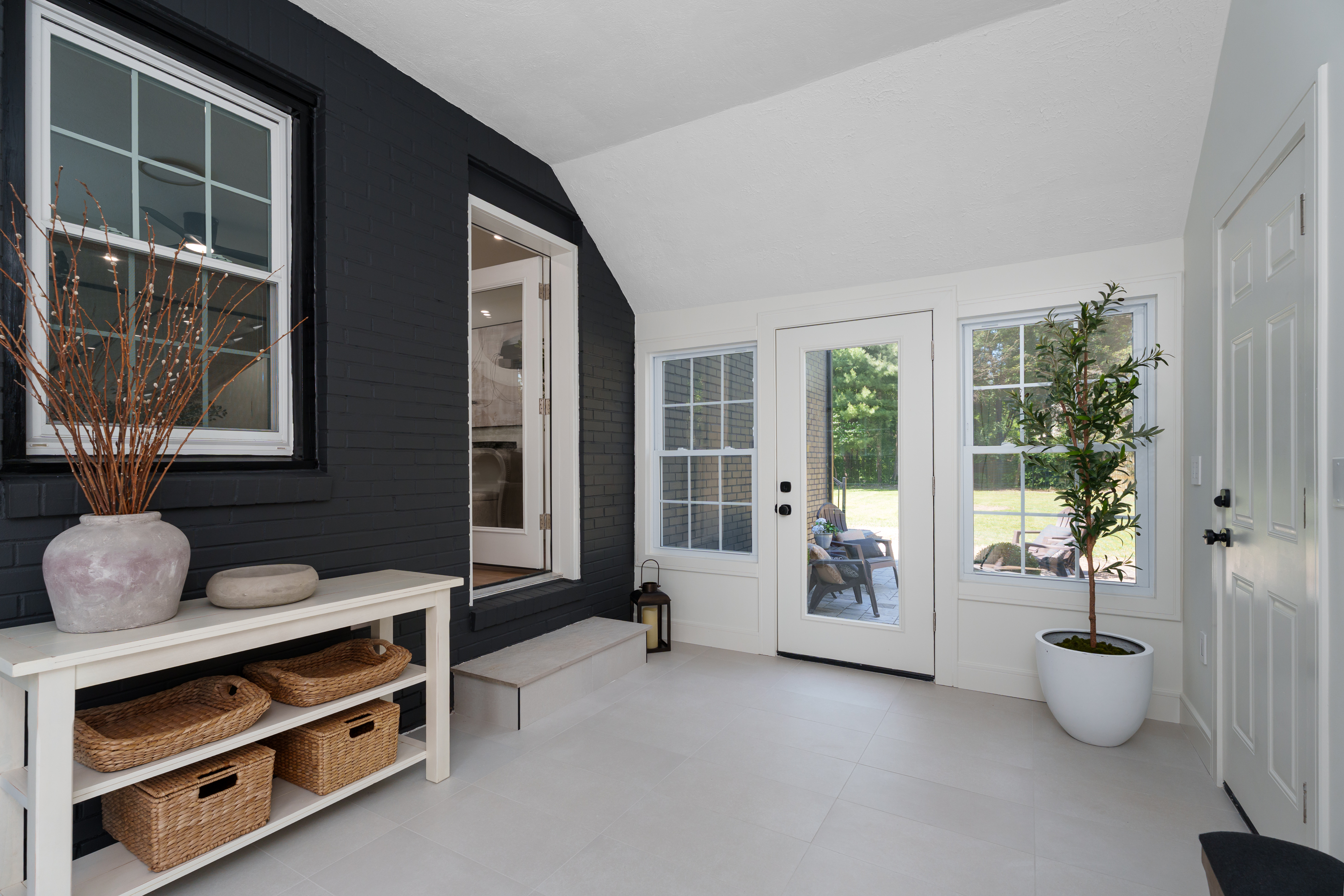  Design-Savvy Renovation Steps from Nature and Town - 物件實景