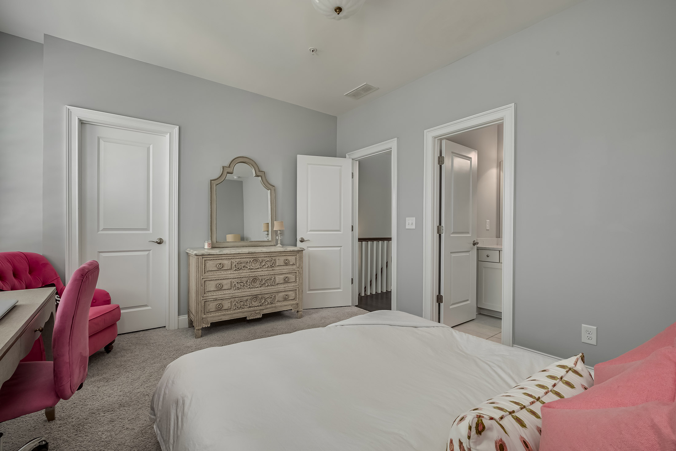  Sophisticated, Impeccably Maintained and Thoughtfully Upgraded Townhome - 物件實景