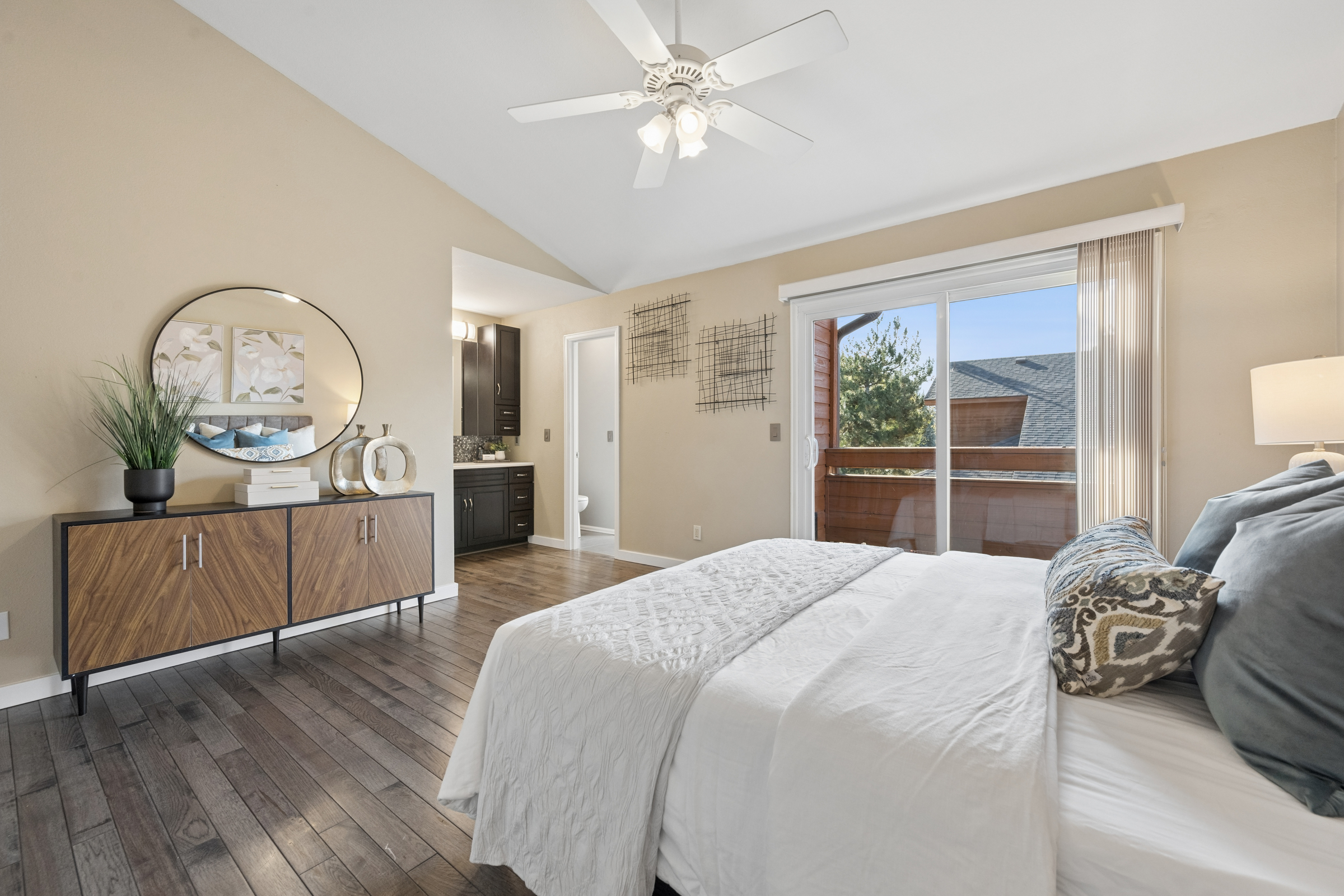  Beautifully Updated and Meticulously Maintained Home - 物件實景