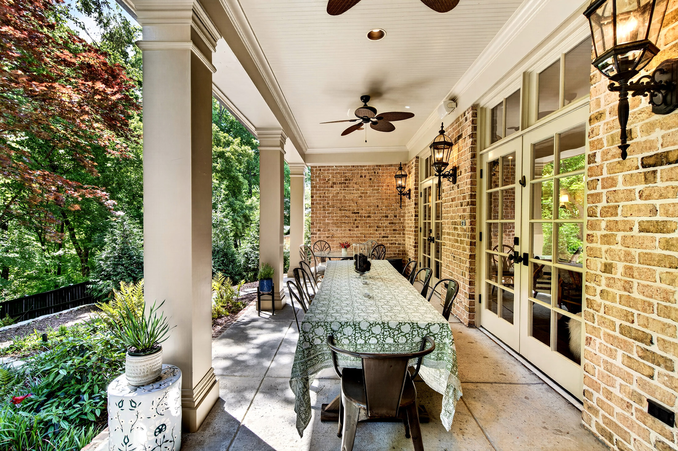  Exceptional Estate with Pool Nestled on 2+/- Private Acres Near Chastain Park - 物件實景