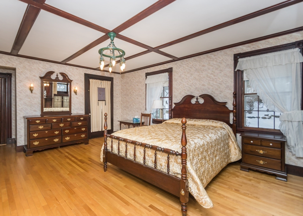 Waltham, Massachusetts, 02451, United States, 5 Bedrooms Bedrooms, ,3 BathroomsBathrooms,Residential,For Sale,1708573
