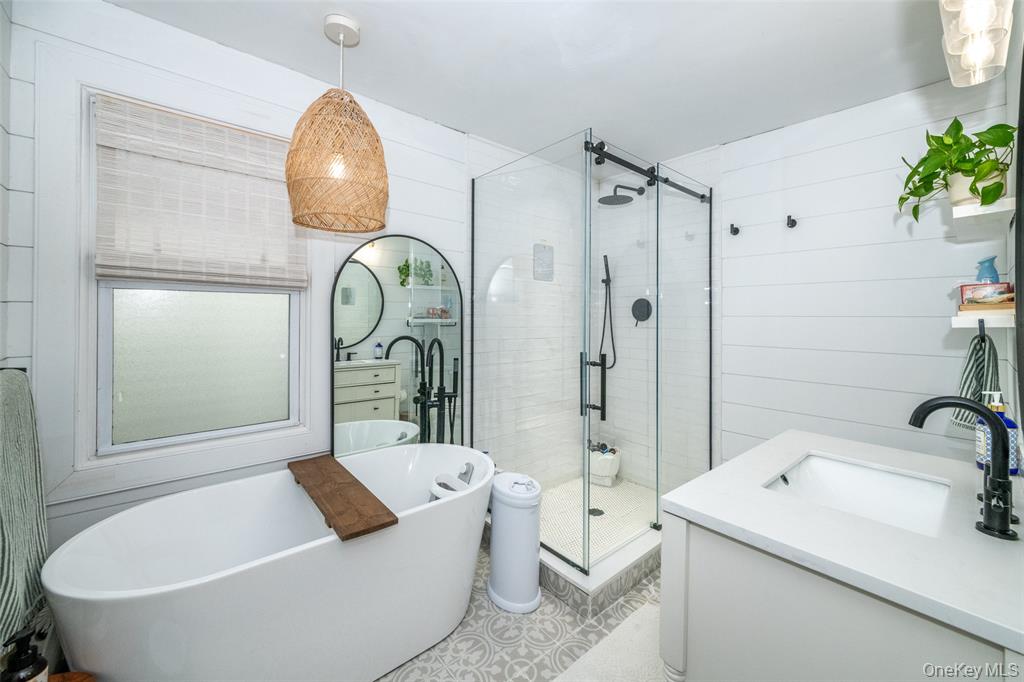 Bronx, New York, 10464, United States, 2 Bedrooms Bedrooms, ,1 BathroomBathrooms,Residential,For Sale,1975027