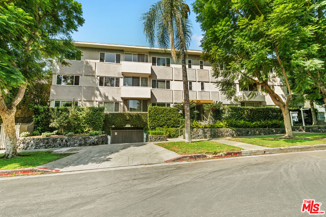 Los Angeles, California, 90046, United States, 3 Bedrooms Bedrooms, ,3 BathroomsBathrooms,Residential,For Sale,1989732