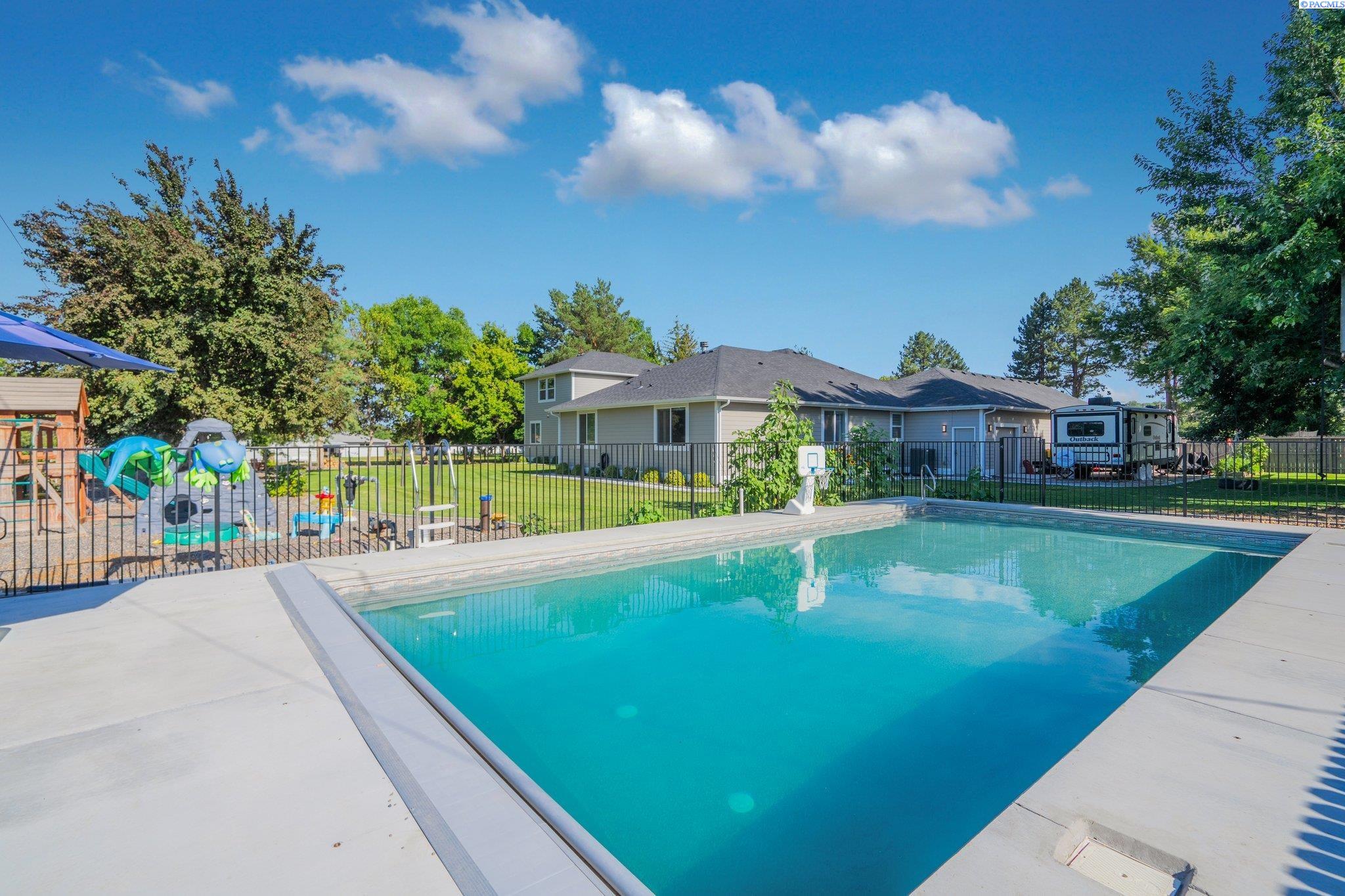 Kennewick, Washington, 99337, United States, 6 Bedrooms Bedrooms, ,4 BathroomsBathrooms,Residential,For Sale,1767844