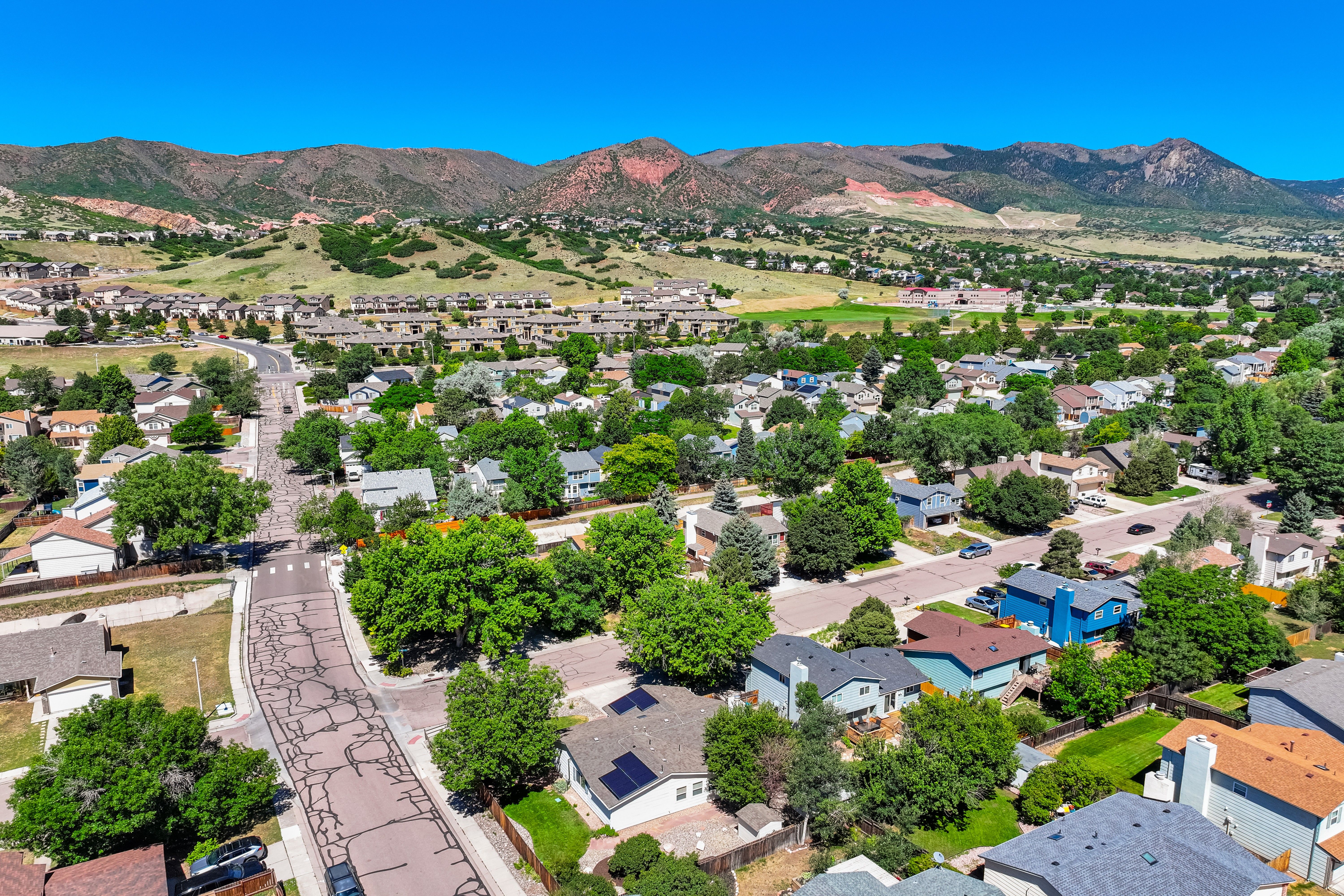  Nestled on a Spacious Corner Lot, Discover Mountain Charm w/ Warm Wood Accents - 物件實景