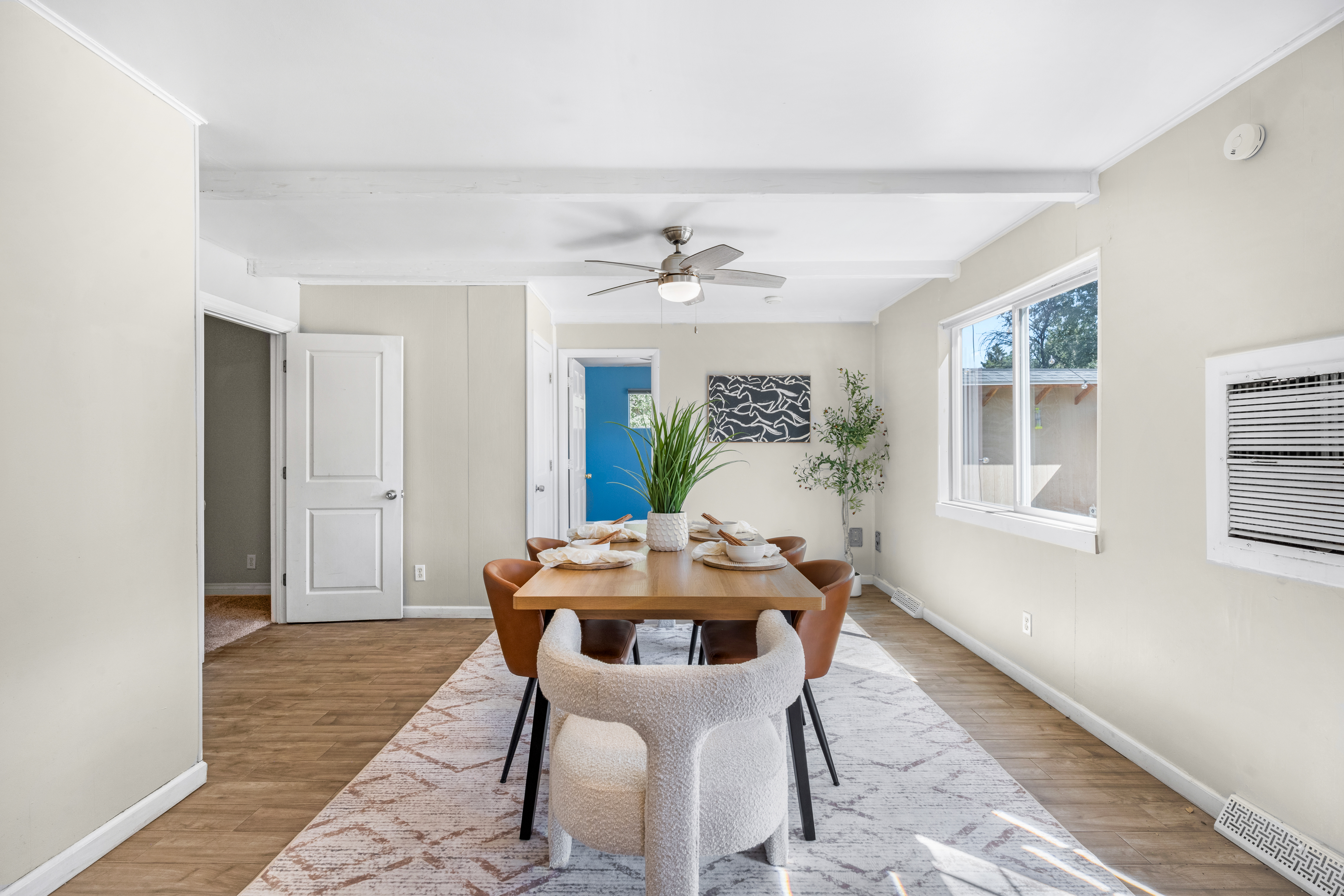  5 Bedroom Home Just Steps From Huston Lake Park - 物件實景
