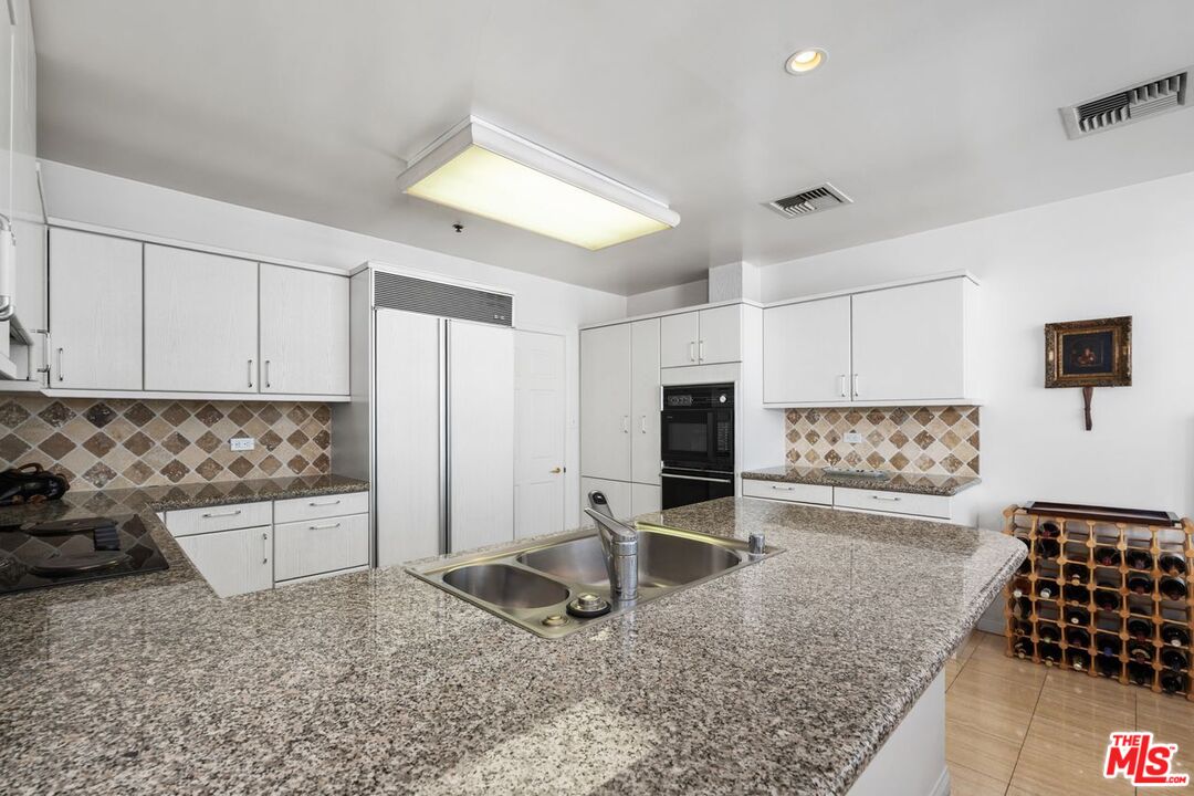 Los Angeles, California, 90024, United States, 2 Bedrooms Bedrooms, ,3 BathroomsBathrooms,Residential,For Sale,1993484