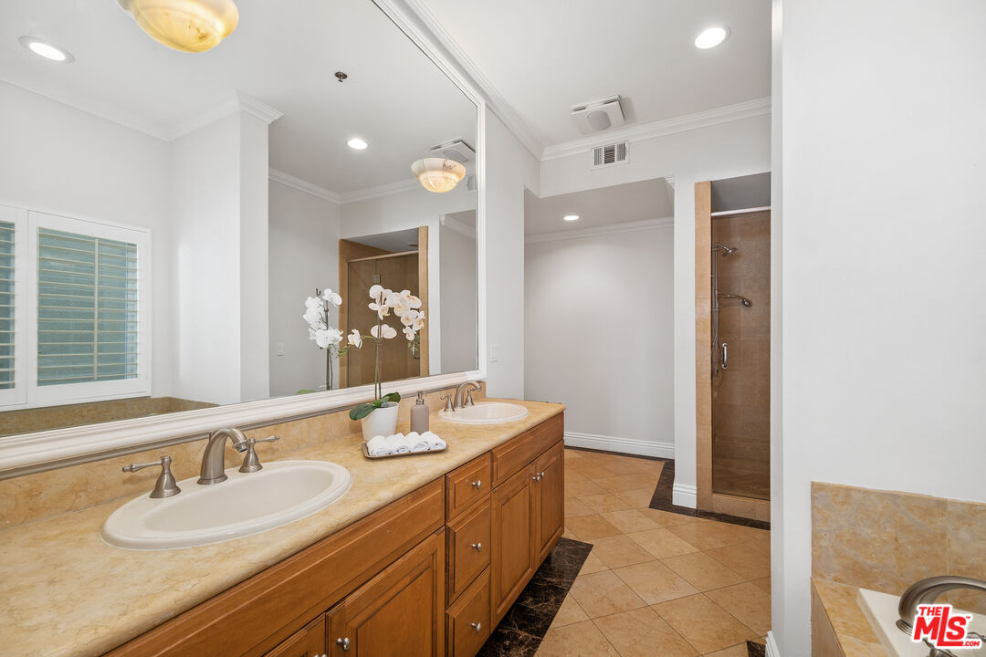Los Angeles, California, 90049, United States, 3 Bedrooms Bedrooms, ,3 BathroomsBathrooms,Residential,For Sale,1876158