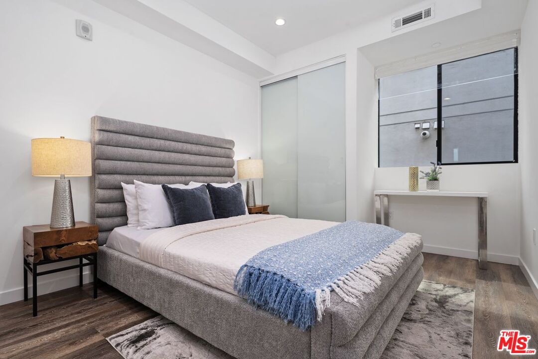 Los Angeles, California, 90025, United States, 9 Bedrooms Bedrooms, ,Residential,For Sale,1940770
