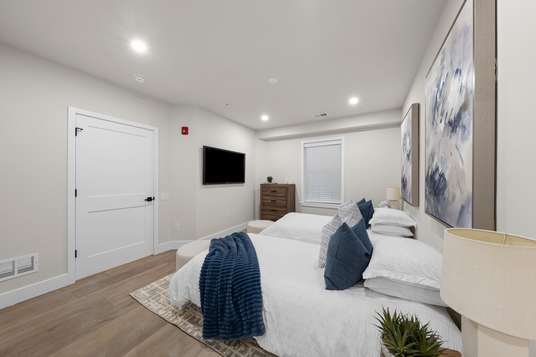  323 E Oak Avenue #202 - 物件實景