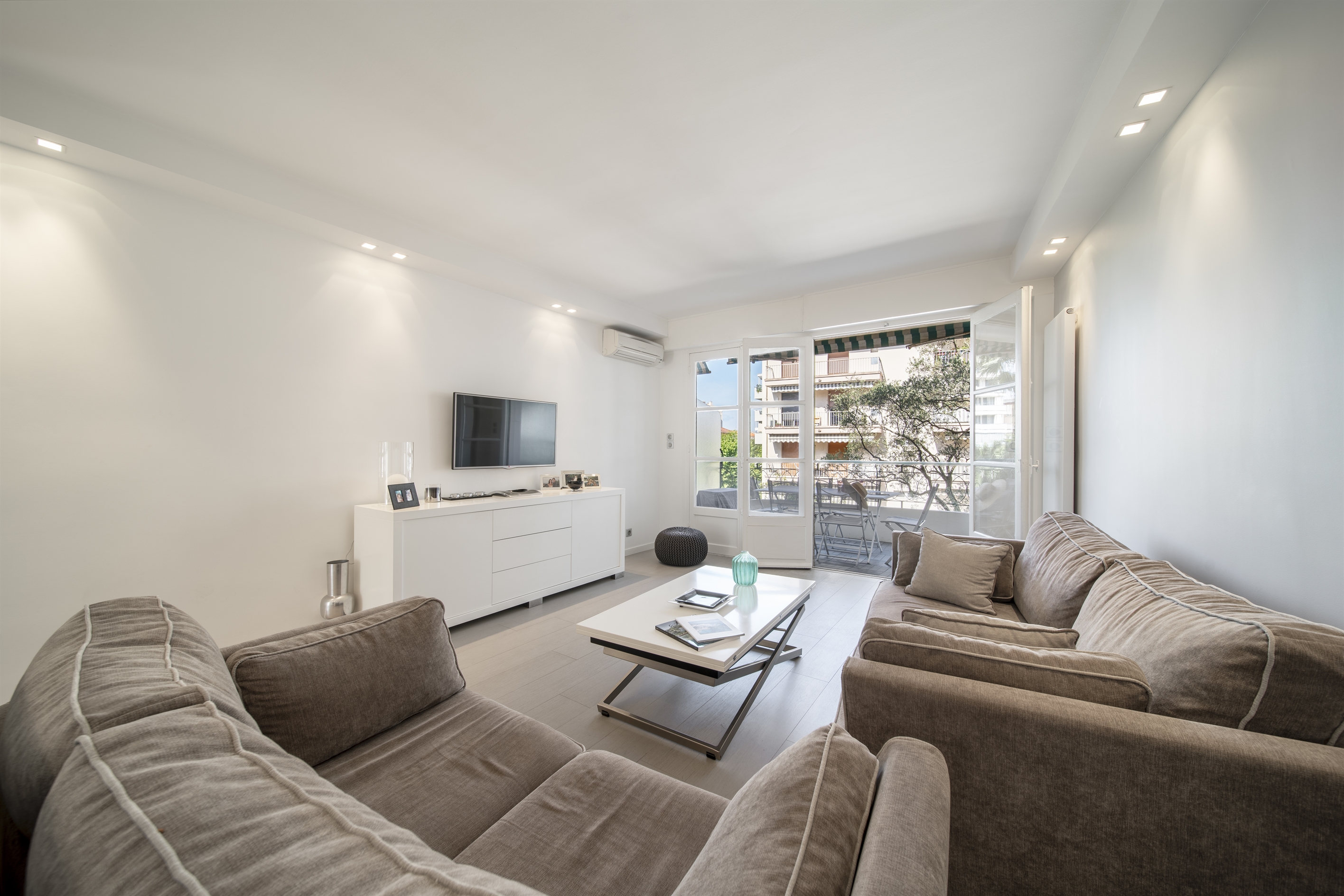  1-bedroom renovated apartment with terrace and garage Cannes City Centre - 物件實景