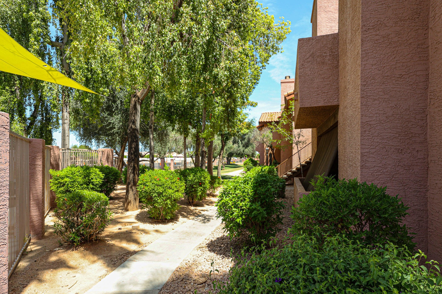 1075 E Chandler Boulevard  Chandler, AZ - 物件實景