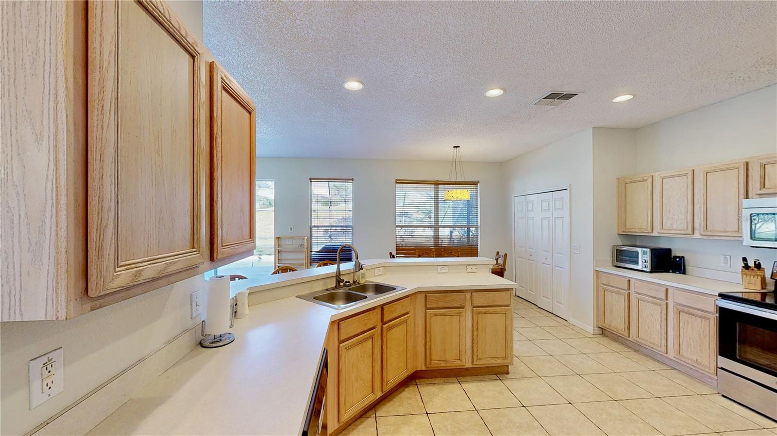 KISSIMMEE, Florida, 34747, United States, 7 Bedrooms Bedrooms, ,6 BathroomsBathrooms,Residential,For Sale,1878107