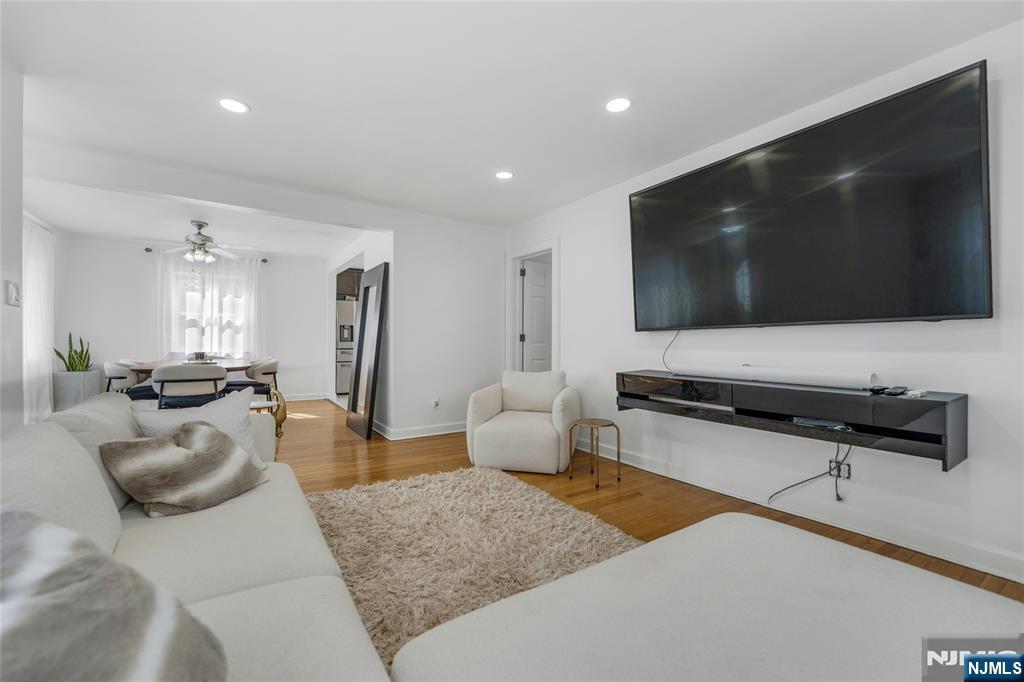 New Milford, New Jersey, 07646, United States, 2 Bedrooms Bedrooms, ,2 BathroomsBathrooms,Residential,For Sale,1948003