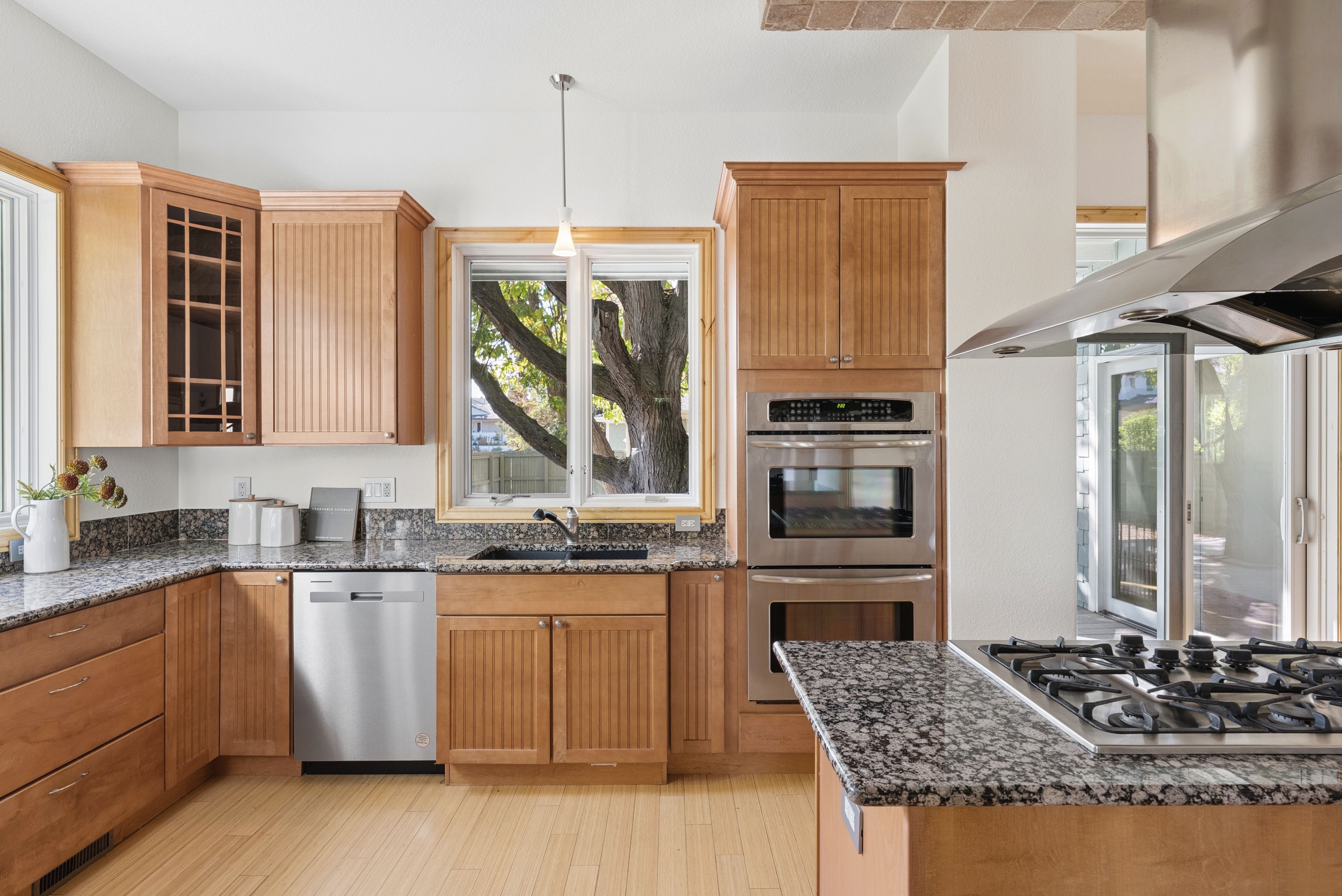  2895 S Cook Street  Finished Walkout Home - 物件實景