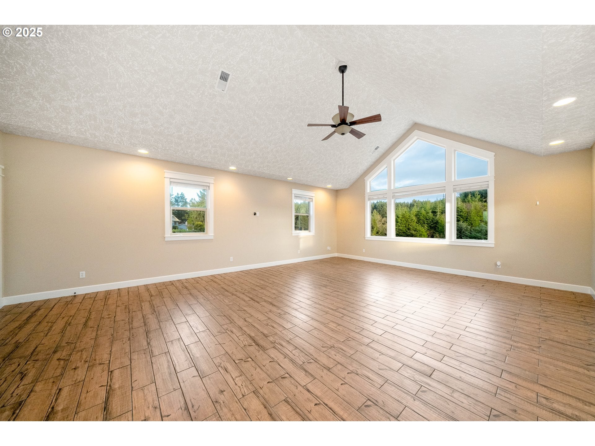 Tillamook, Oregon, 97141, United States, 3 Bedrooms Bedrooms, ,4 BathroomsBathrooms,Residential,For Sale,1998230