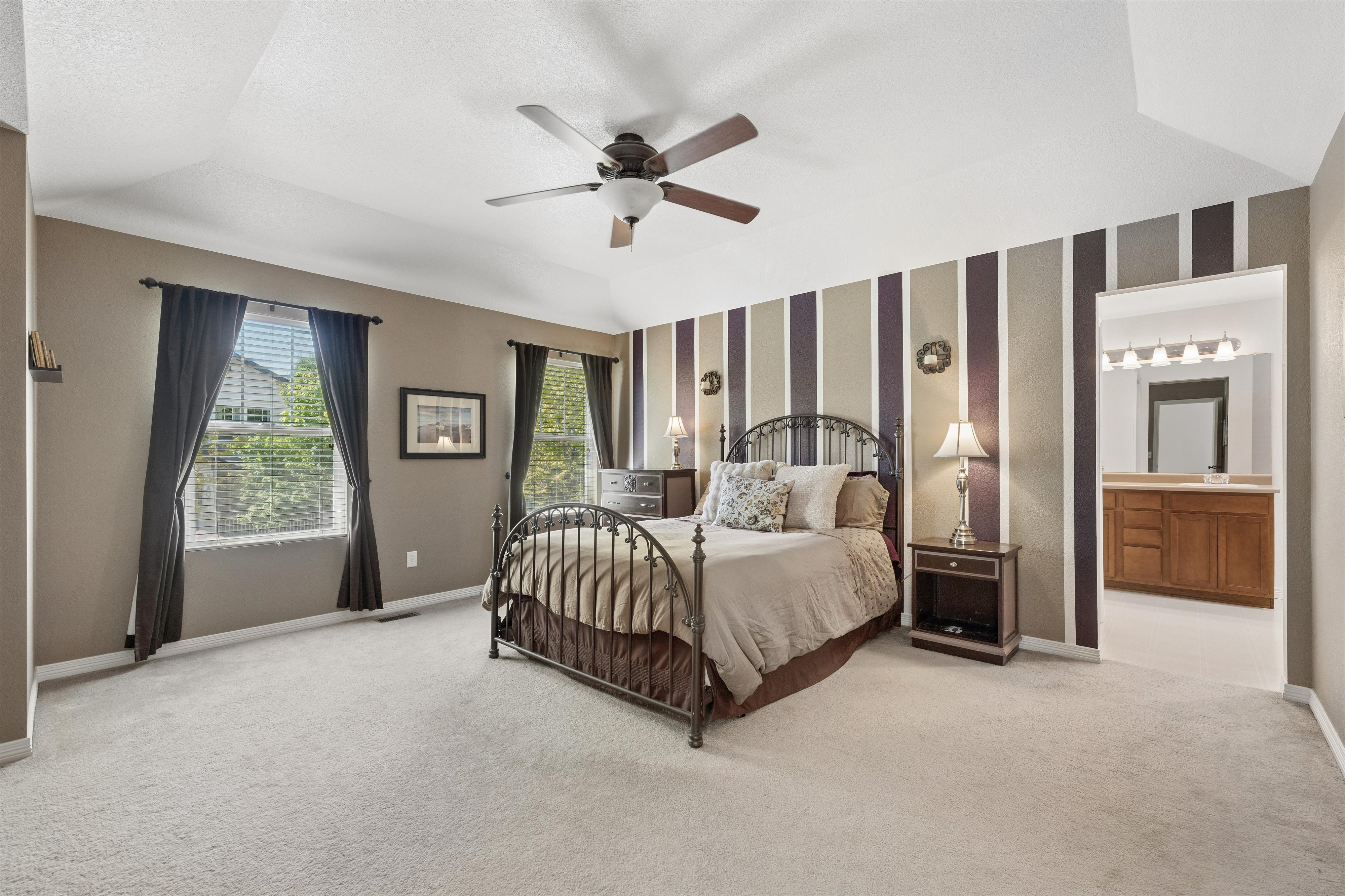  Beautiful 3-Bedroom, 3-Bath Home On A Charming Tree-Lined Street - 物件實景