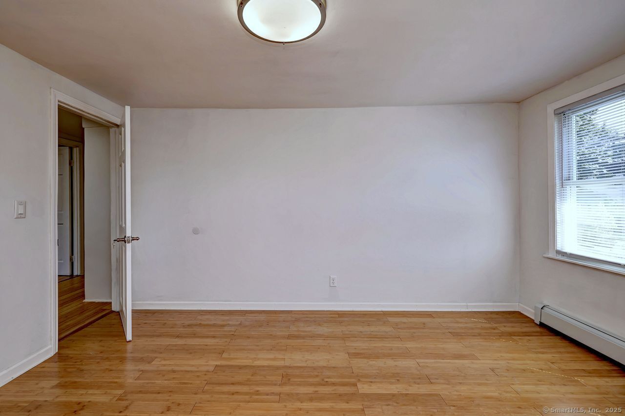 Milford, Connecticut, 06461, United States, 5 Bedrooms Bedrooms, ,2 BathroomsBathrooms,Residential,For Sale,1949907