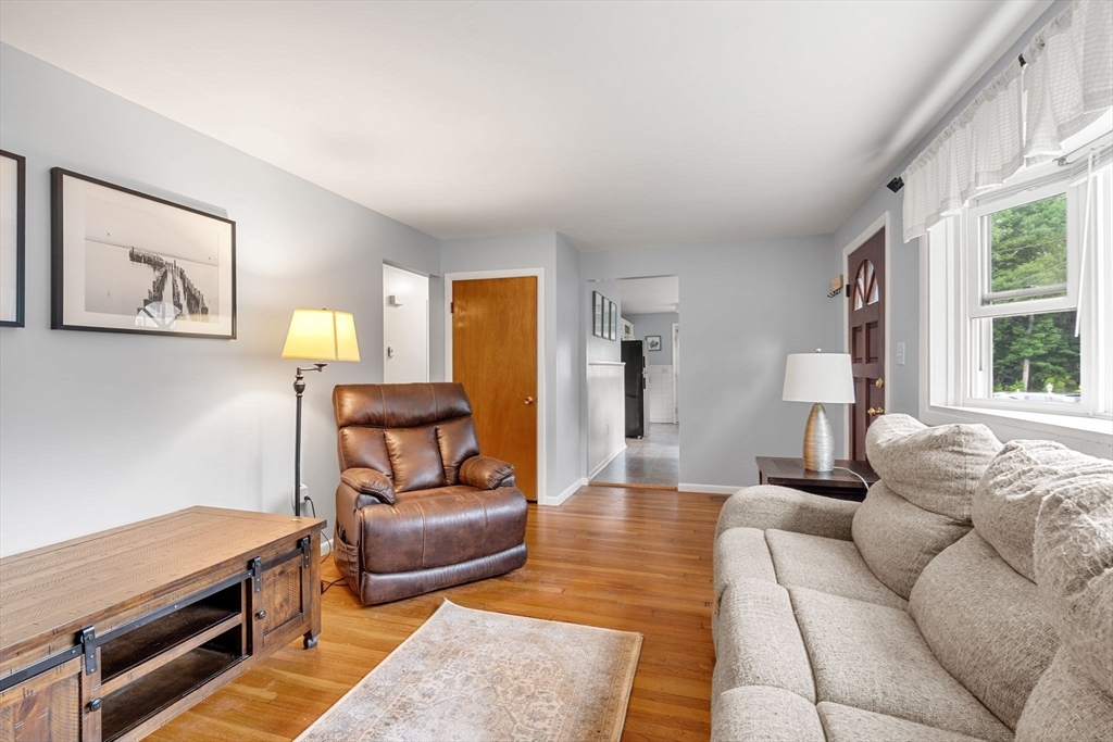 Tewksbury, Massachusetts, 01876, United States, 3 Bedrooms Bedrooms, ,1 BathroomBathrooms,Residential,For Sale,1918514
