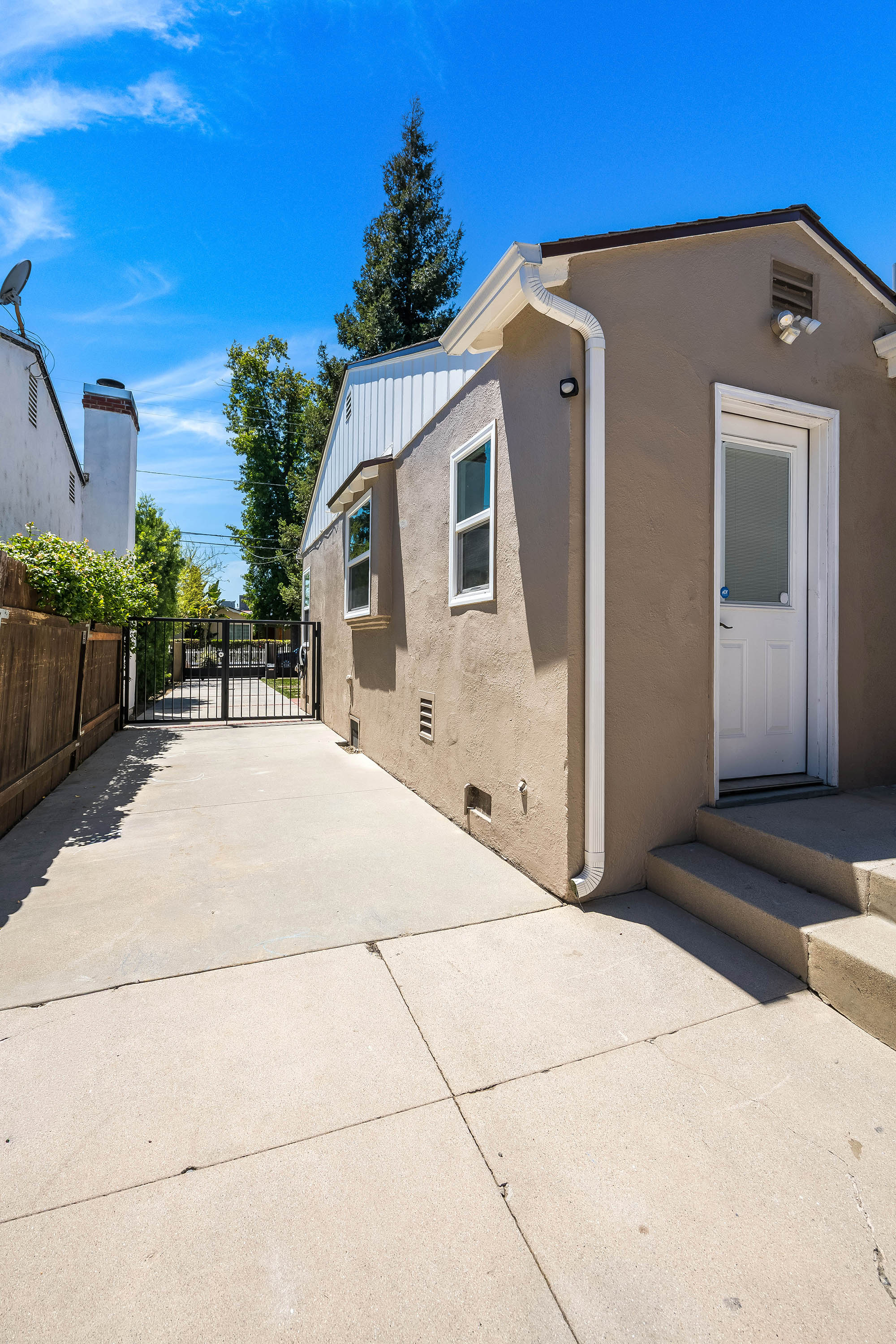  5320 Irvine Avenue - 物件實景