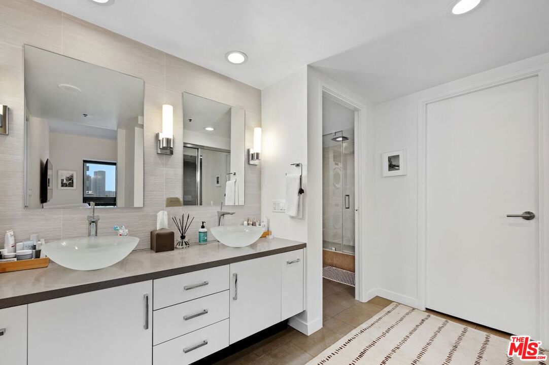 Los Angeles, California, 90024, United States, 2 Bedrooms Bedrooms, ,2 BathroomsBathrooms,Residential,For Sale,1901697