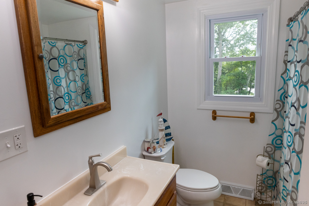 Montville, Connecticut, 06382, United States, 5 Bedrooms Bedrooms, ,3 BathroomsBathrooms,Residential,For Sale,1895951