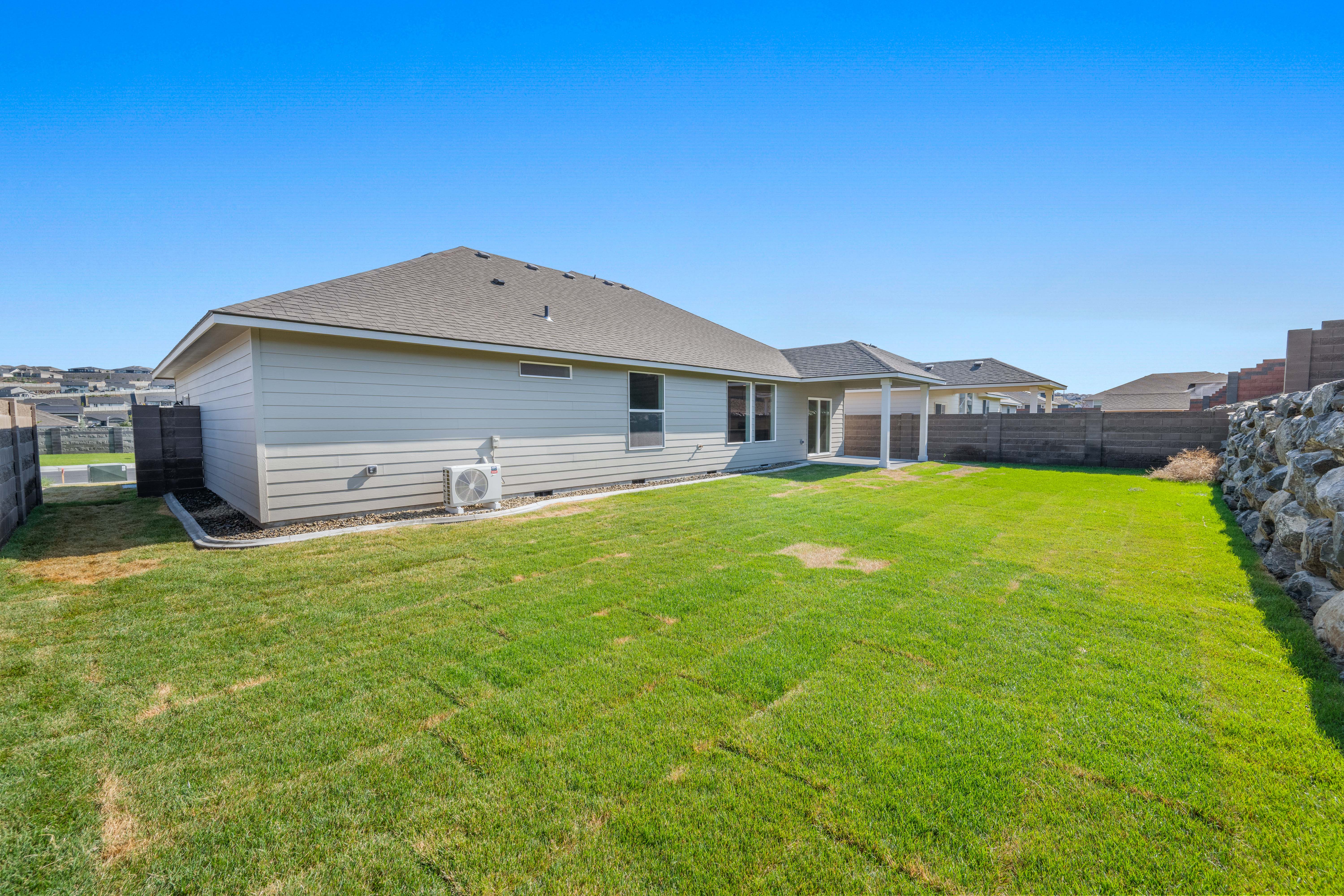  4-Car Garage, Big Yard & Fully Fenced - 物件實景