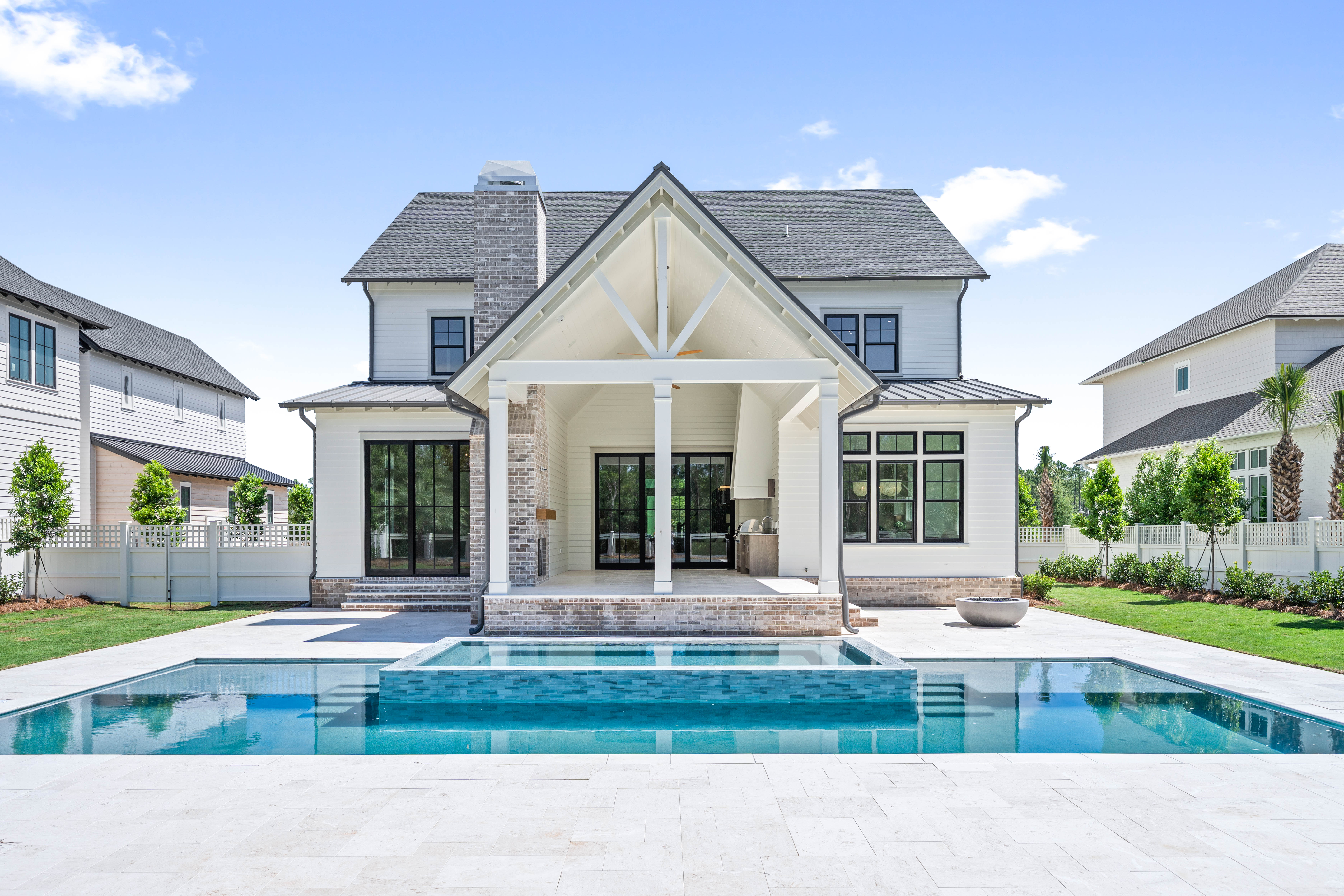  Backyard Oasis with 15x40 Pool, 7x16 Spa, Firepit and Spacious Porch - 物件實景