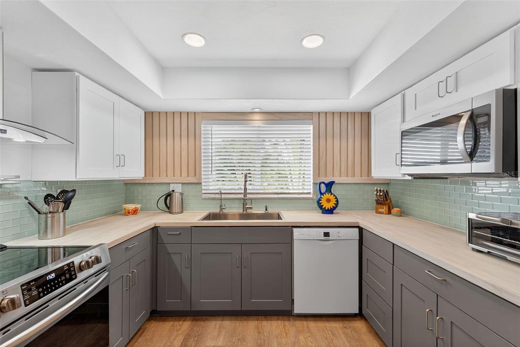 Sarasota, Florida, 34239, United States, 3 Bedrooms Bedrooms, ,2 BathroomsBathrooms,Residential,For Sale,1991192