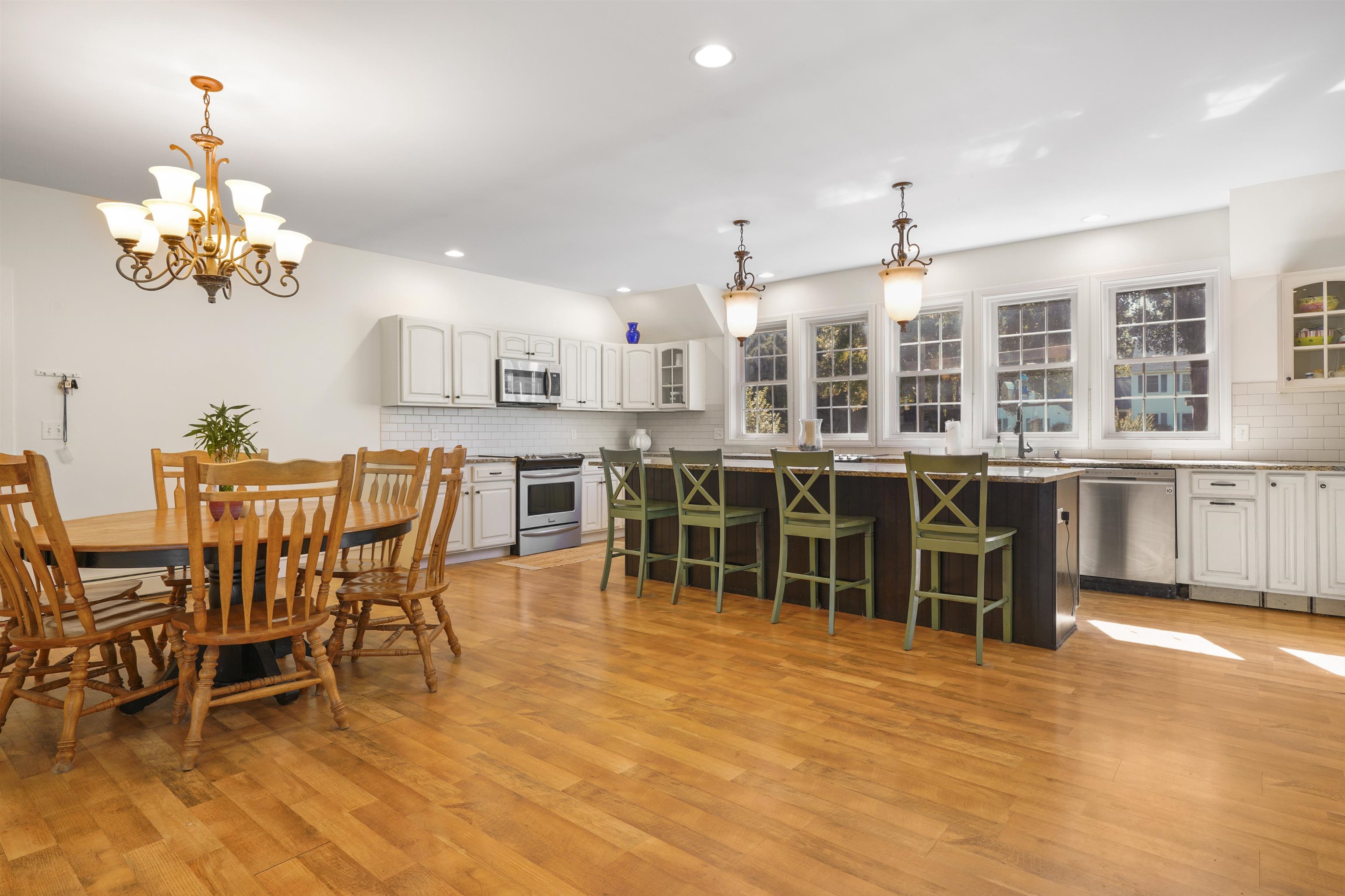 Plaistow, New Hampshire, 03865, United States, 4 Bedrooms Bedrooms, ,3 BathroomsBathrooms,Residential,For Sale,1987491