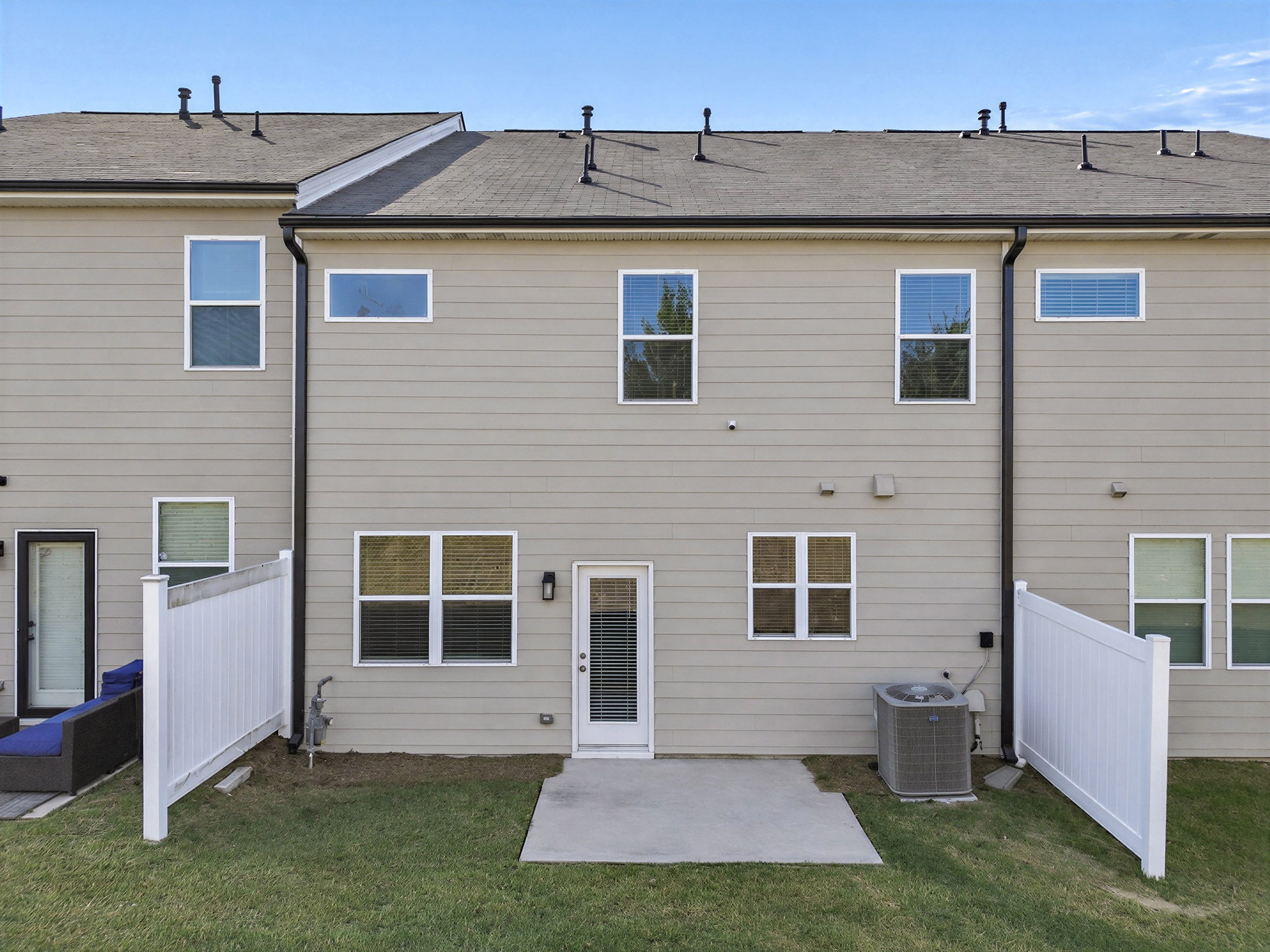  Spacious Living and Upgraded Finishes at Logan Point - 物件實景