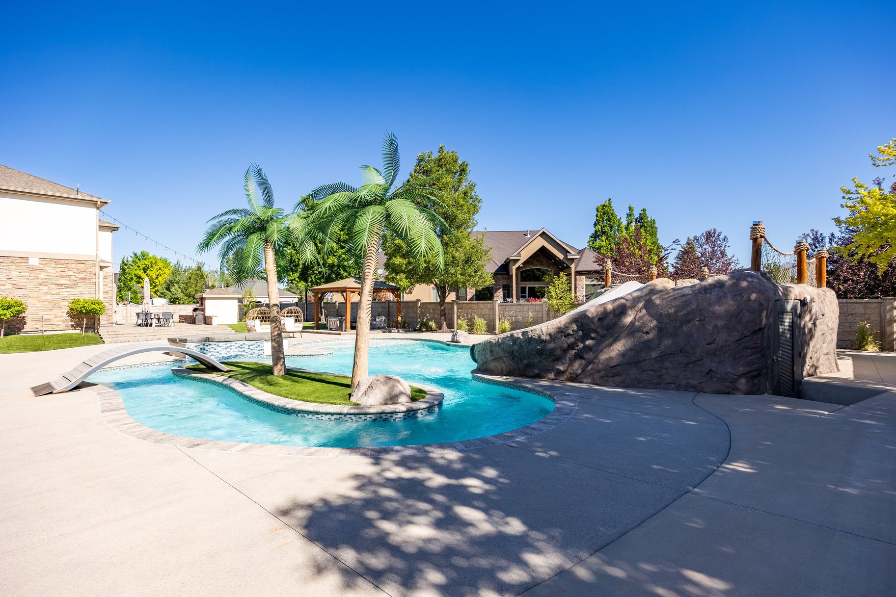  Newly Updated Home with Pool, Lazy River & Detached Garage - 物件實景