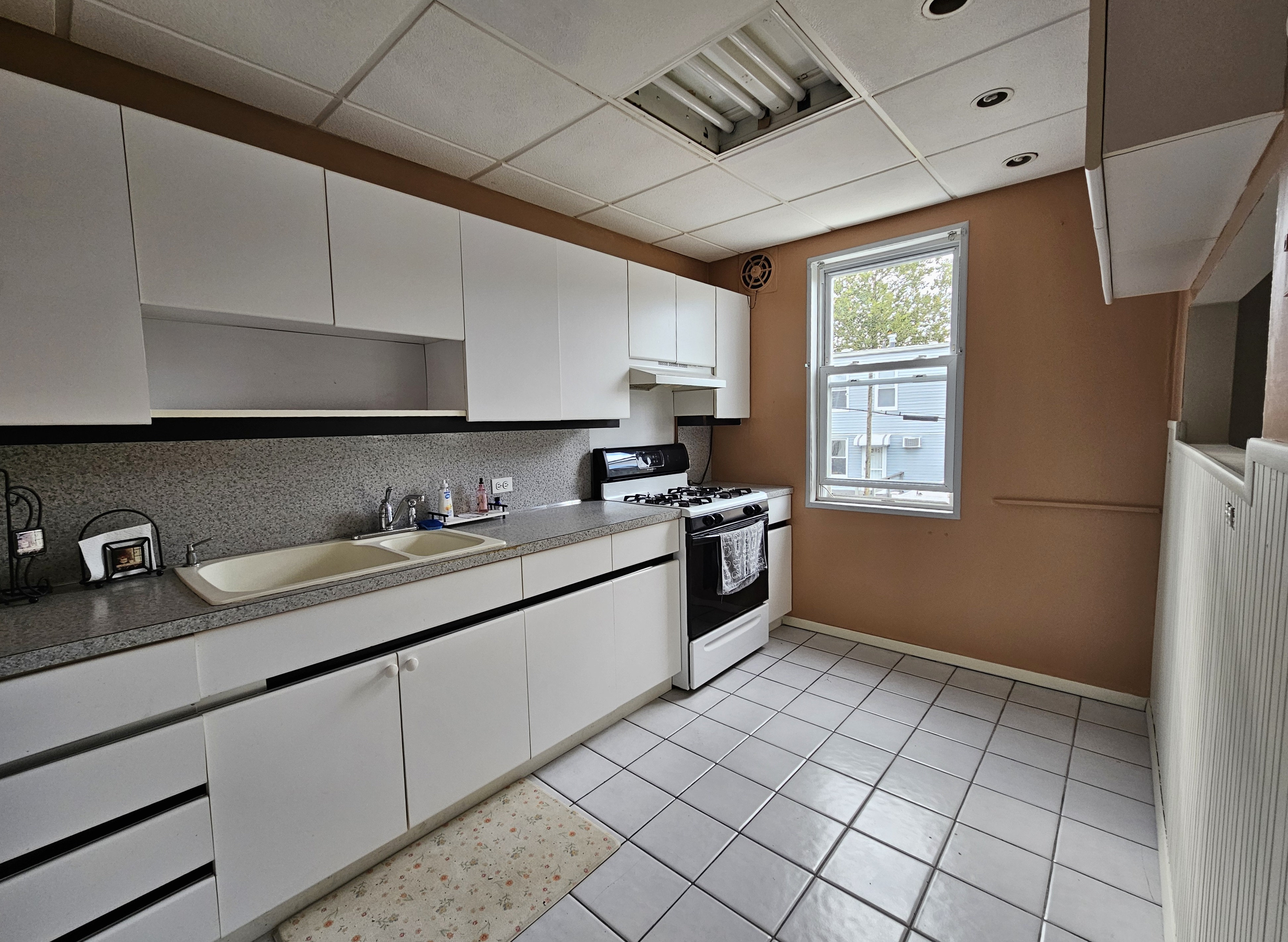 Glendale, New York, 11385, United States, 5 Bedrooms Bedrooms, ,2 BathroomsBathrooms,Residential,For Sale,1987833